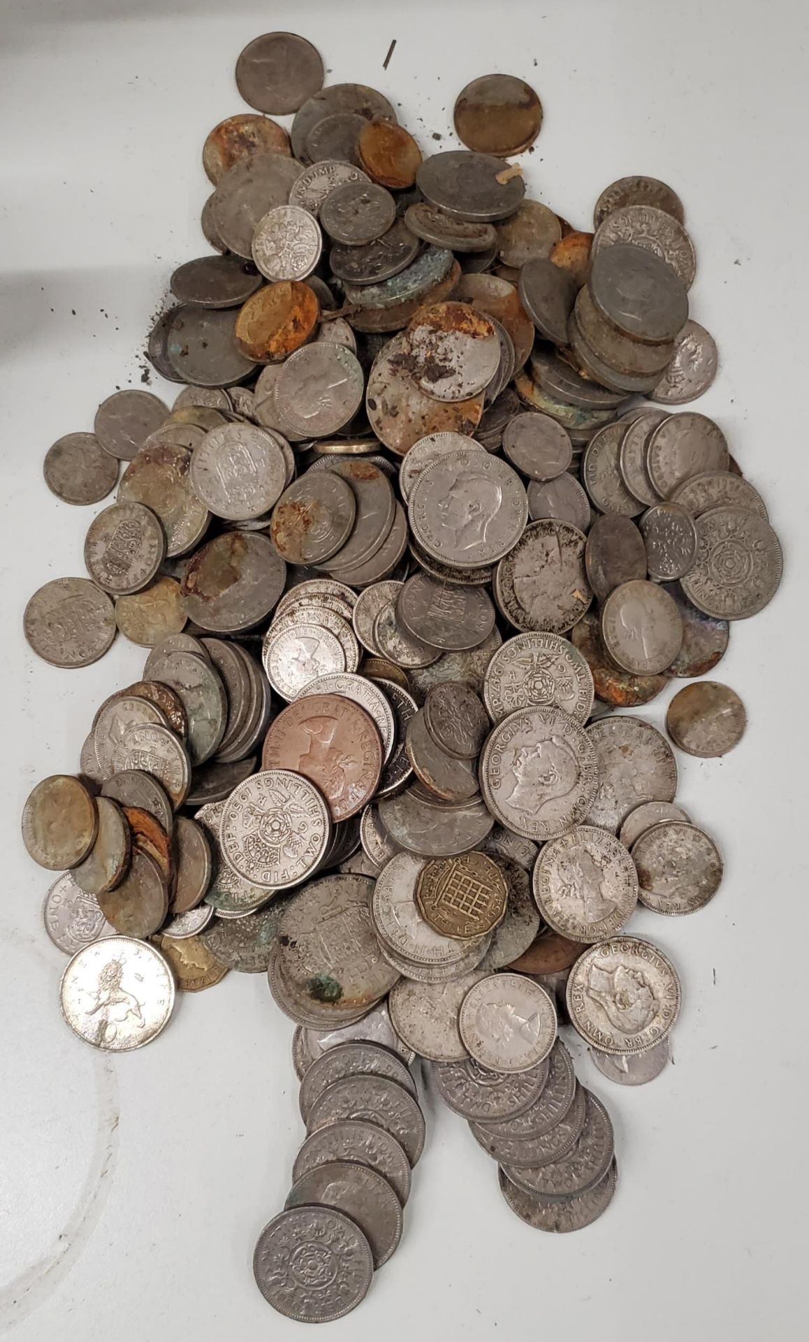 A COLLECTION OF BRITISH COINAGE, SHILLINGS ETC