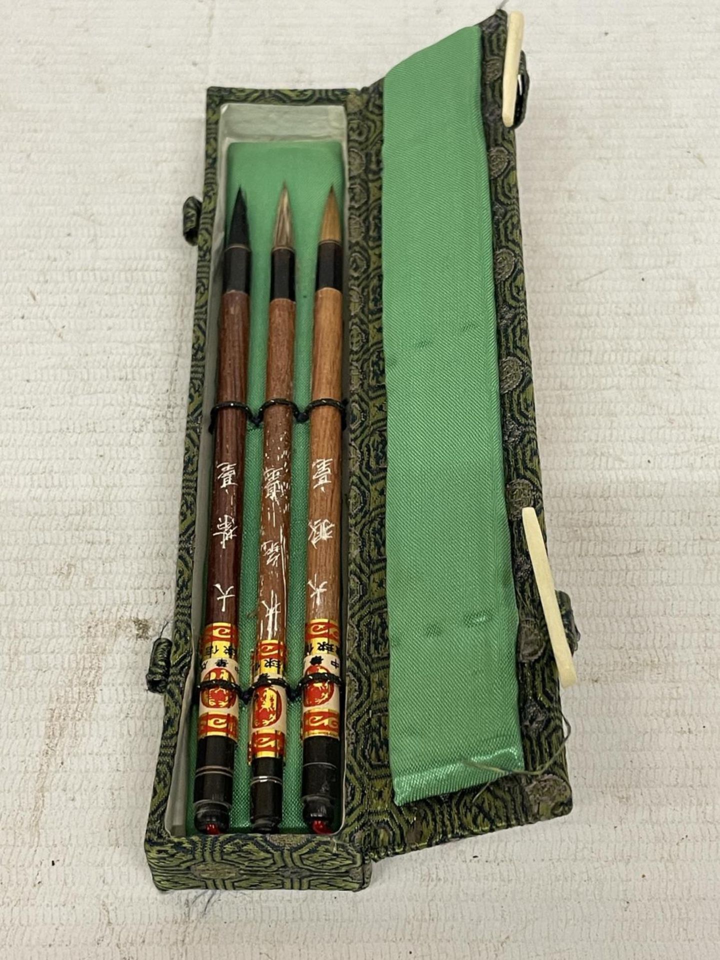 AN ORIENTAL CASED PAINT BRUSH SET - Bild 2 aus 3