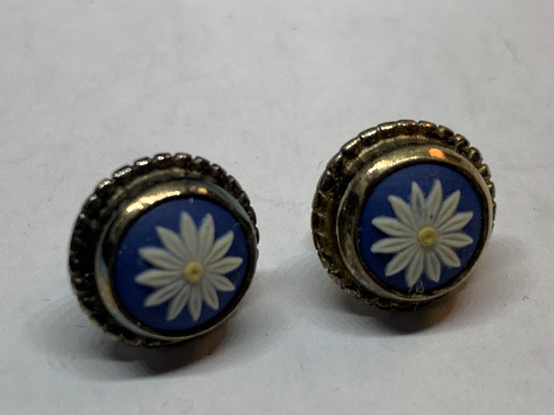 A PAIR OF WEDGWOOD JASPERWARE BLUE STONE EARRINGS WITH DAISY DESIGN IN ORIGINAL PRESENTATION BOX - Image 2 of 3