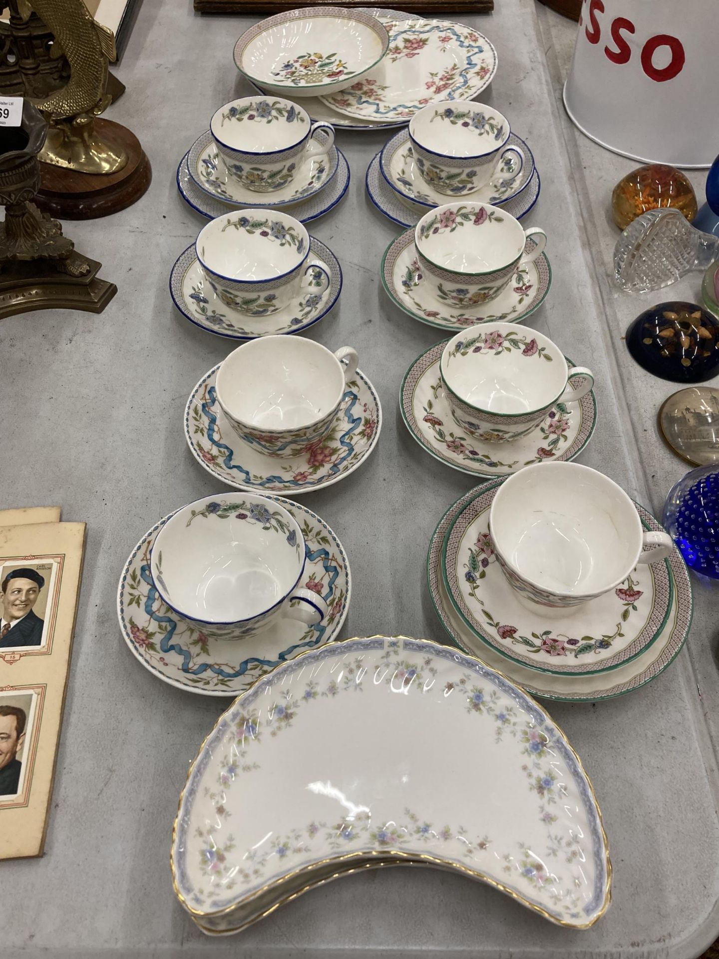 A COLLECTION OF CHINA MINTON CUPS, SAUCERS AND PLATES