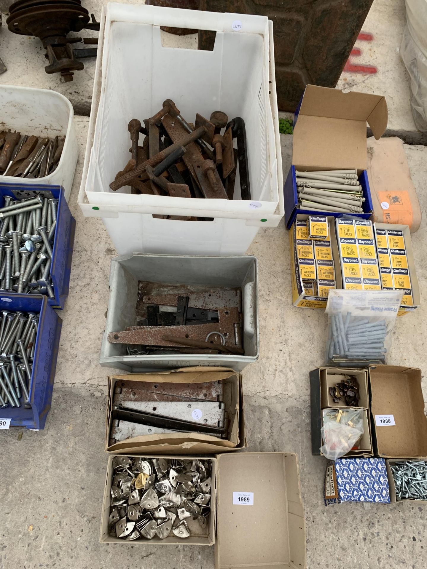 A LARGE ASSORTMENT OF HARDWARE TO INCLUDE HINGES AND GATE FITTINGS ETC