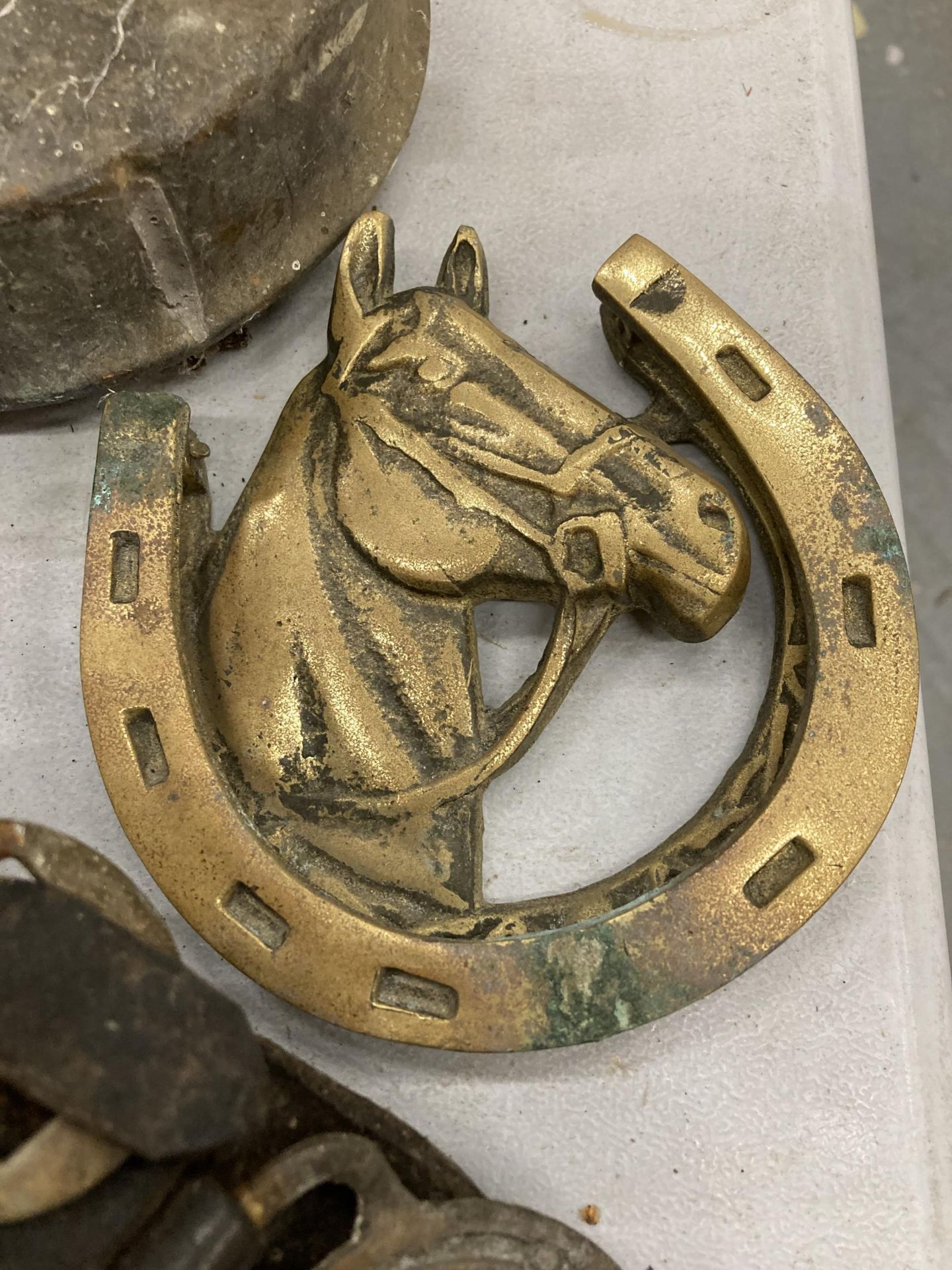 A QUANTITY OF VINTAGE HORSE BRASSES, A CAST HORSE DOORSTOP PLUS A VINTAGE STOVE - Image 2 of 4