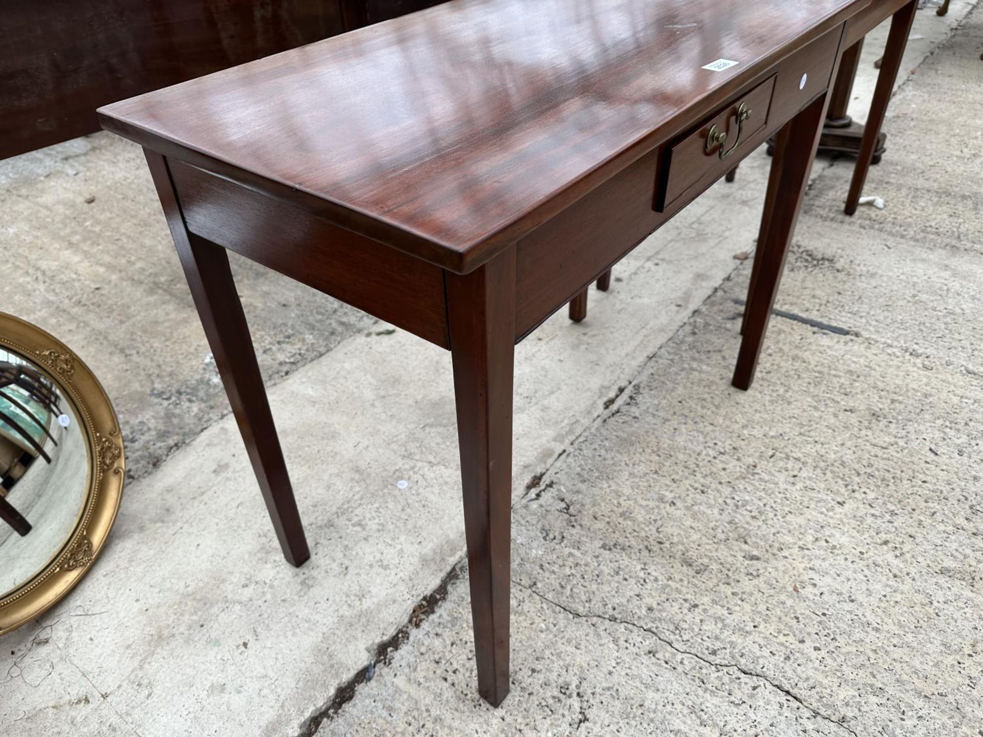 A 19TH CENTURY MAHOGANY SIDE TABLE WITH SINGLE DRAWER OM TAPERING LEGS, 35.5" WIDE - Image 3 of 3