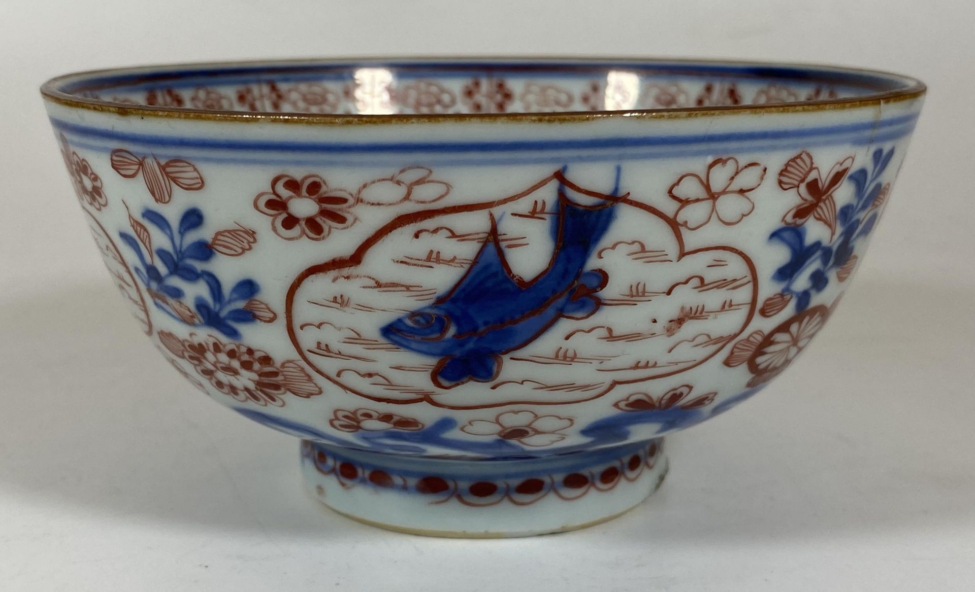 A 19TH CENTURY CHINESE PORCELAIN FISH DESIGN BOWL, MARK TO BASE, DIAMETER 13CM