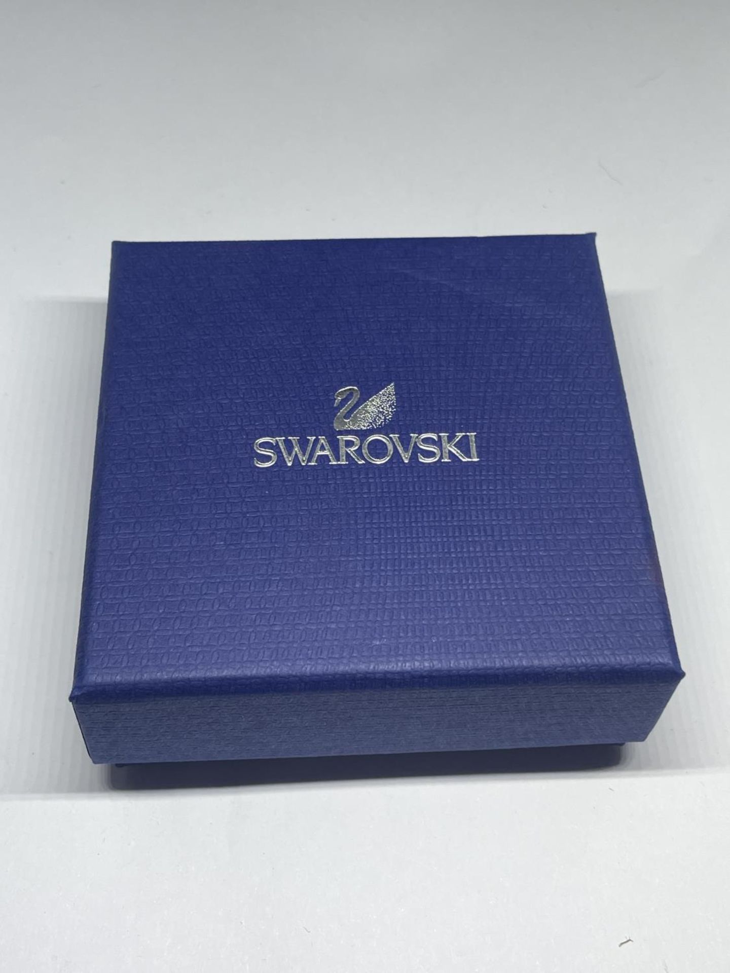 A SWAROVSKI CRYSTAL NECKLACE WITH PENDANT IN A PRESENTATION BOX WITH SLEEVE - Image 3 of 3