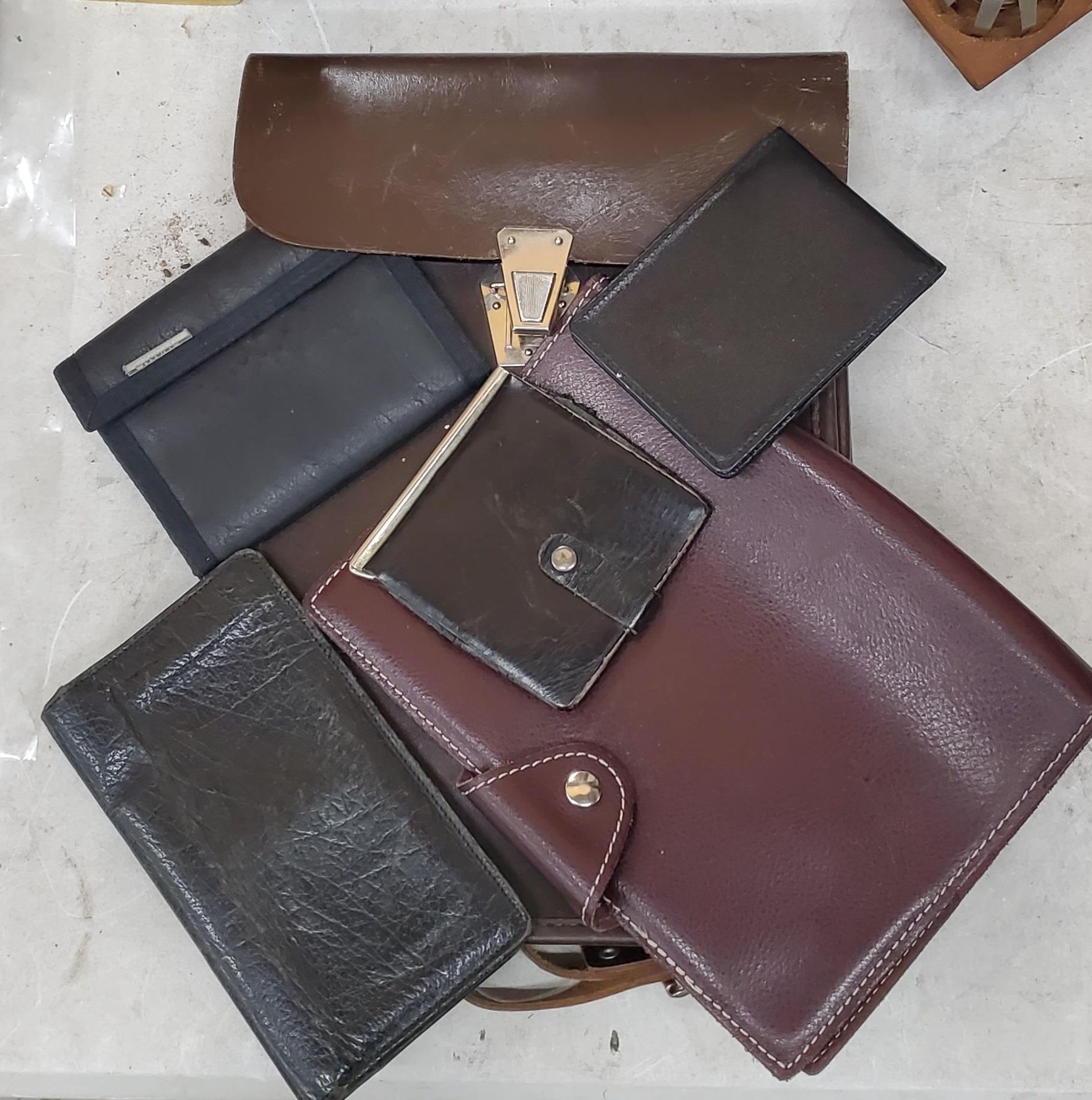 A GROUP OF VINTAGE WALLETS / PURSES