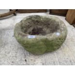 A SMALL ROUND STONE TROUGH PLANTER (D:40CM)