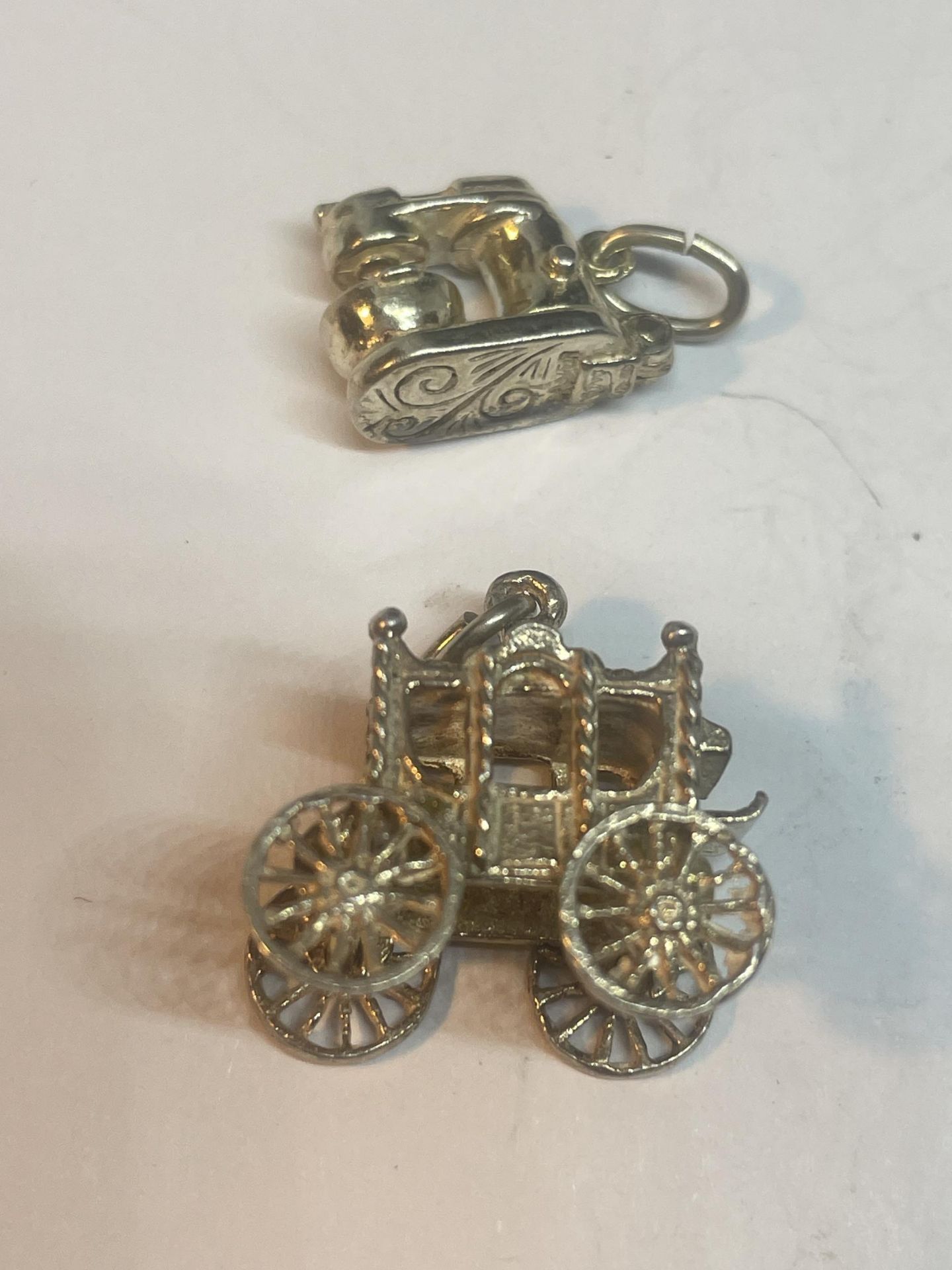 SIX SILVER ITEMS TO INCLUDE FIVE CHARMS AND A PENDANT - Image 2 of 4