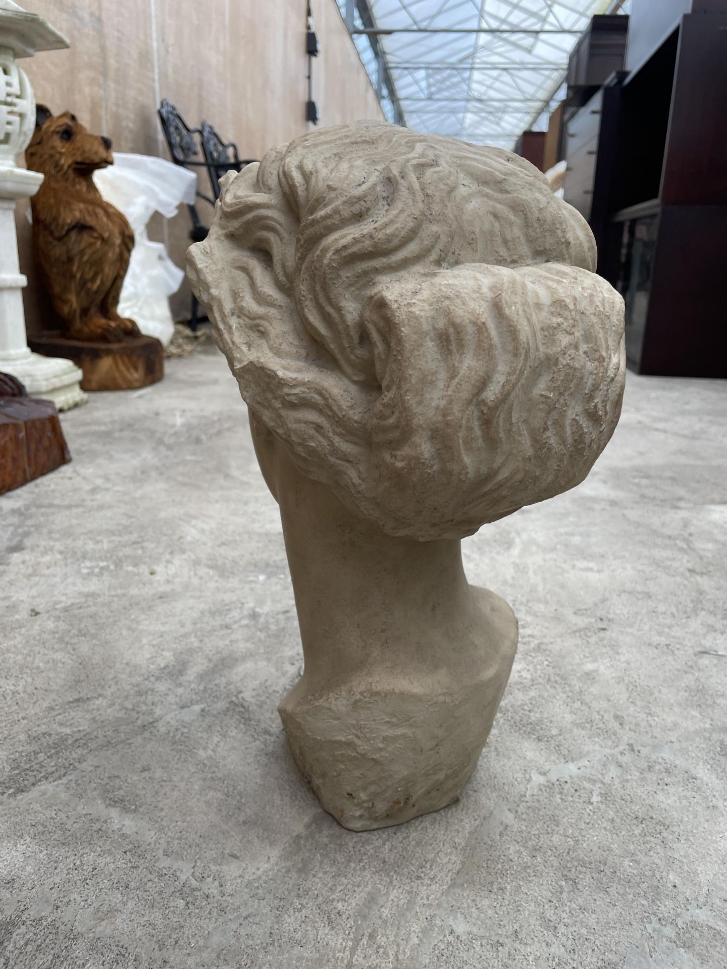 A SMALL RECONSTITUTED STONE GARDEN FEMALE BUST (H:38CM) - Image 3 of 3