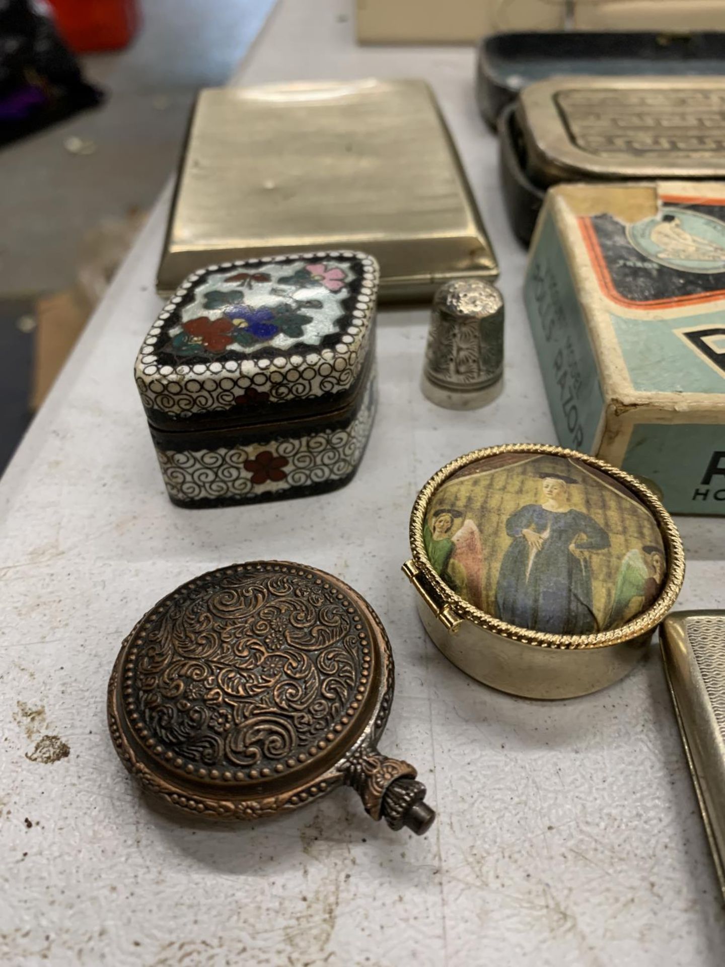 A MIXED LOT TO INCLUDE TWO ROLLS RAZORS, SILVER PLATED CIGARETTE CASES, ENAMELLED PILL BOXES, ETC - Image 3 of 3