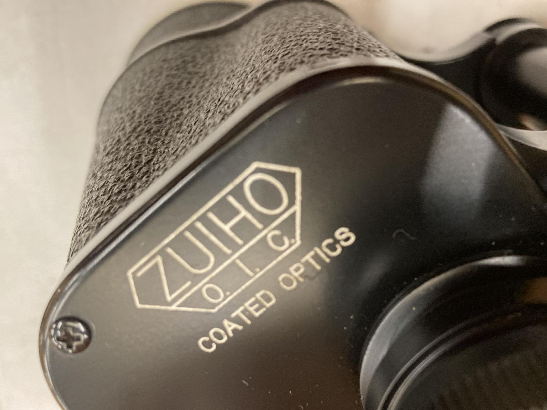 A PAIR OF ZUIHO BINOCULARS IN A CASE - Bild 2 aus 4