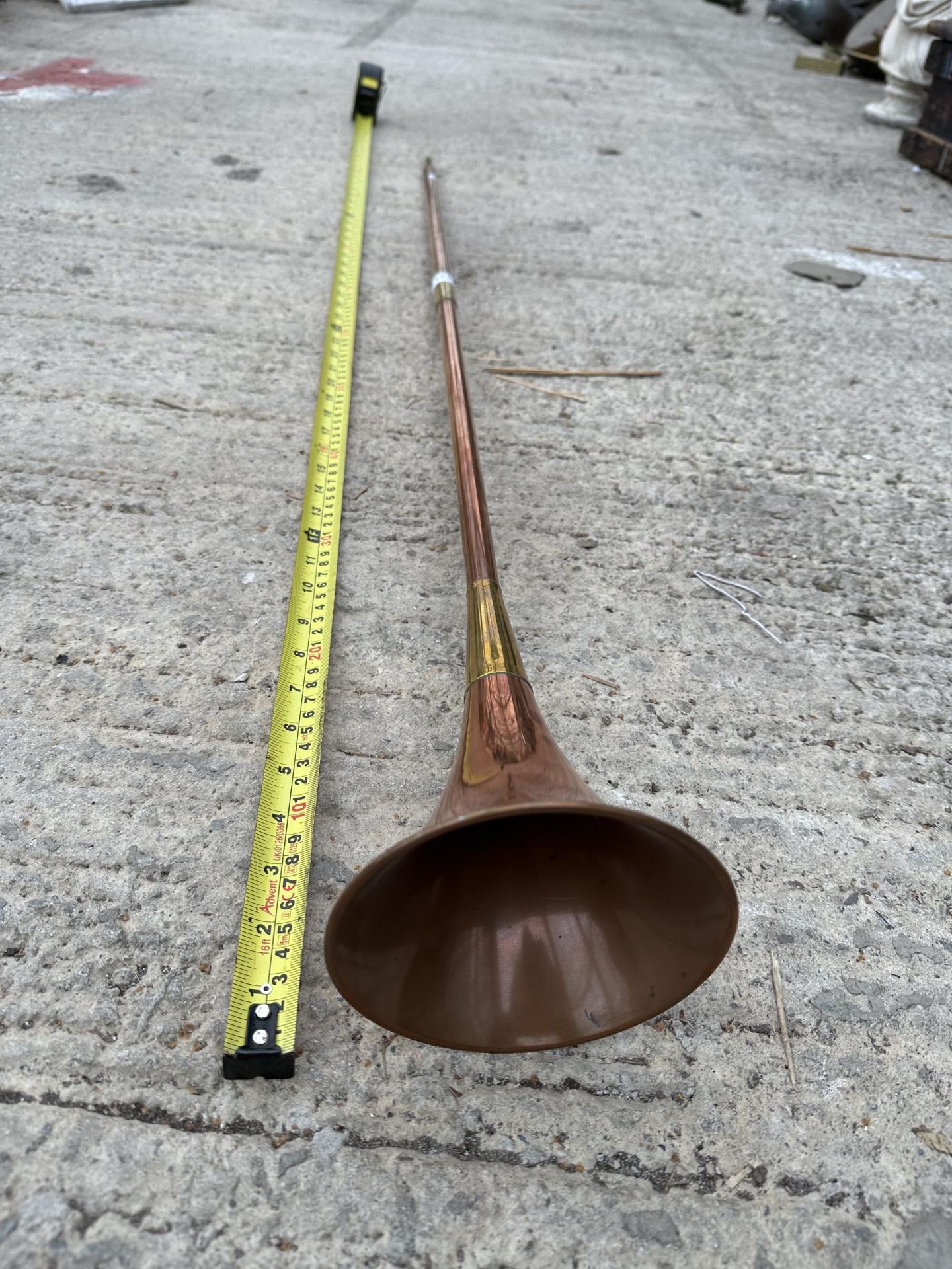 A VINTAGE COPPER AND BRASS HUNTING HORN - Image 2 of 2