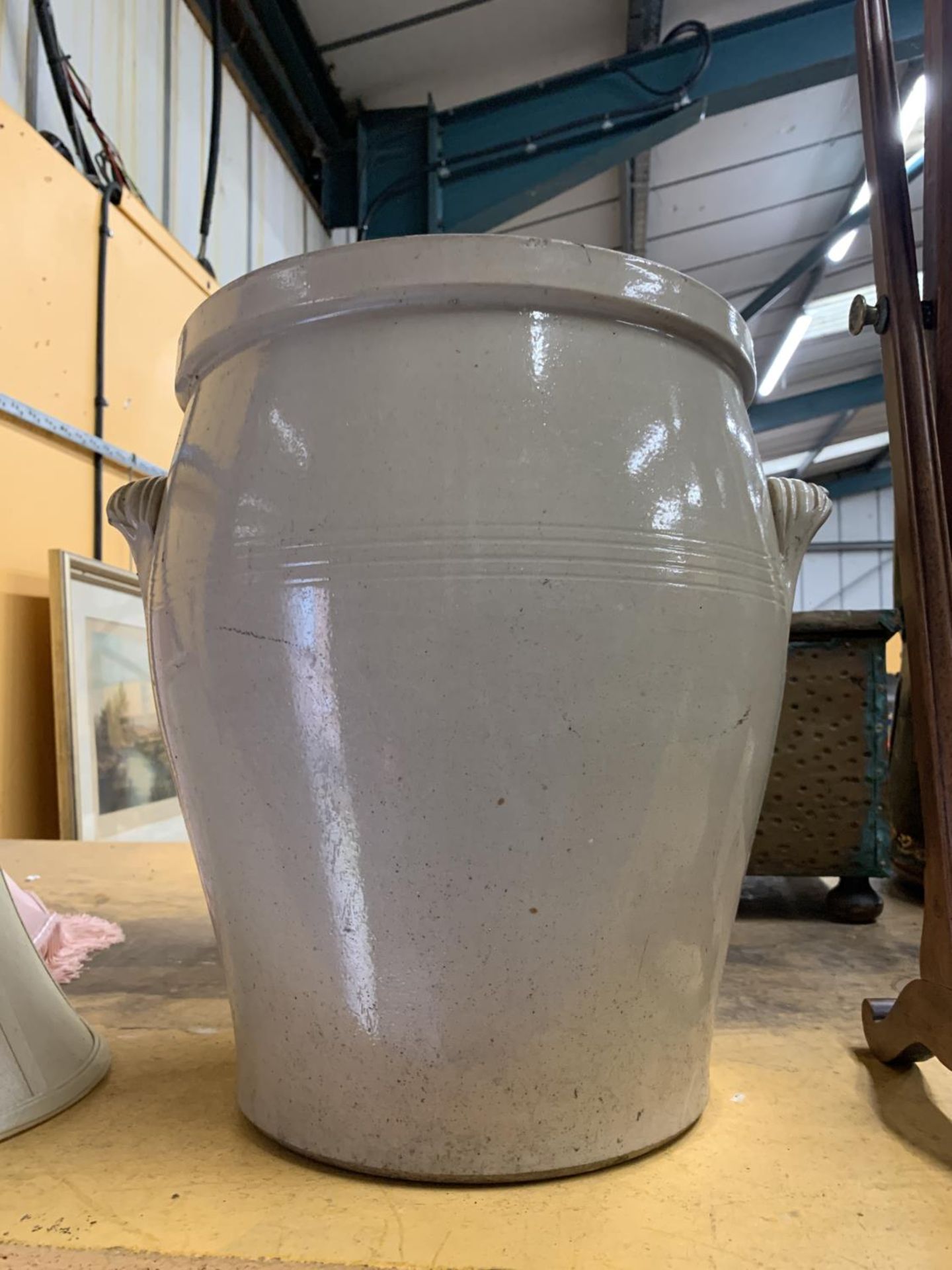 A LARGE STONEWARE POT/PLANTER, HEIGHT 39CM