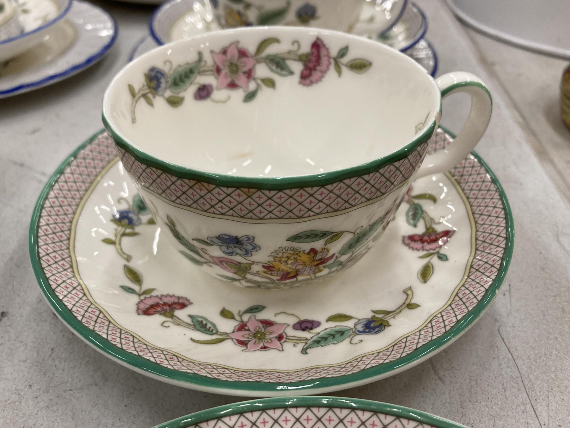 A COLLECTION OF CHINA MINTON CUPS, SAUCERS AND PLATES - Bild 6 aus 6