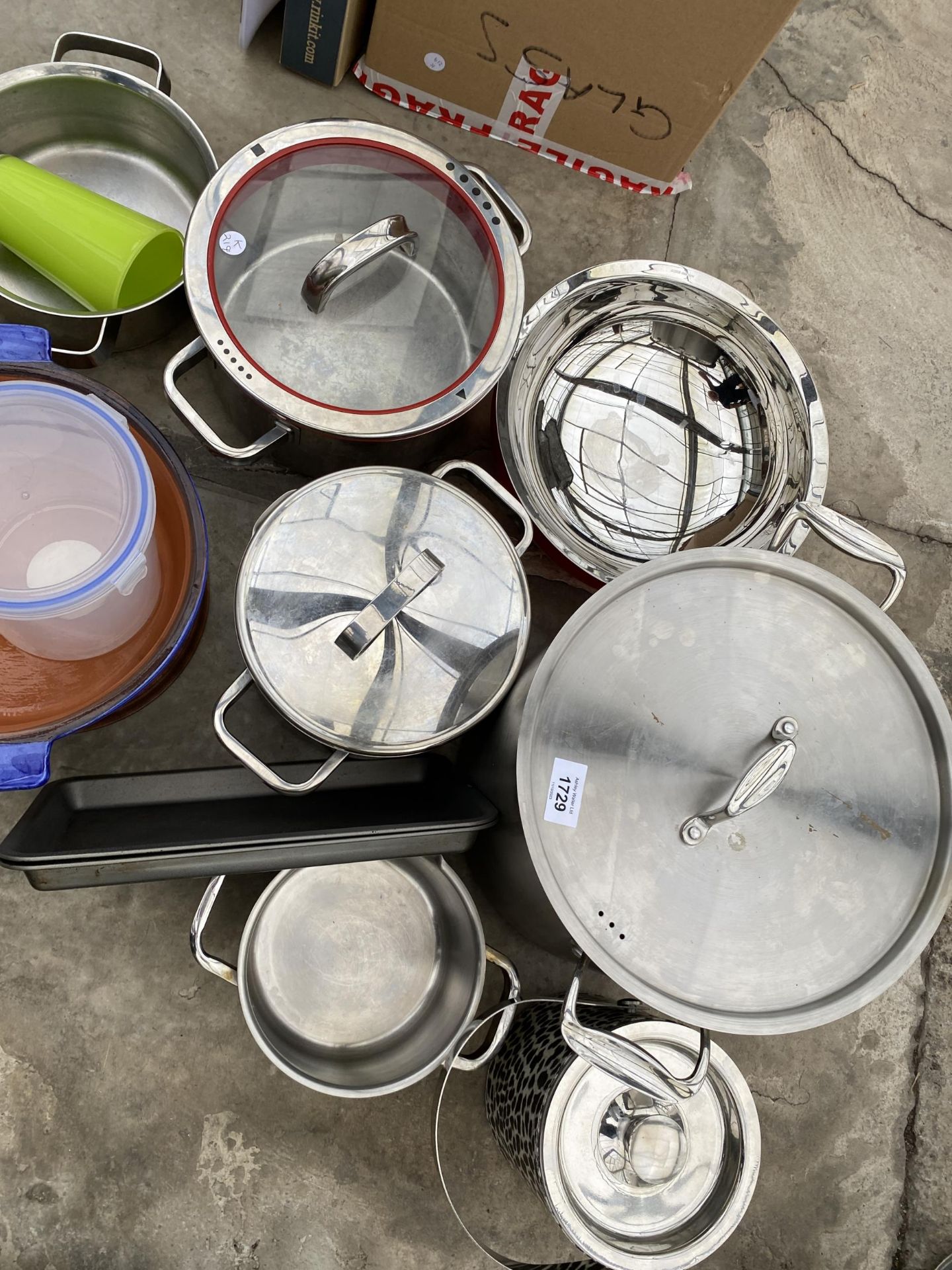 AN ASSORTMENT OF ITEMS TO INCLUDE STAINLESS STEEL COOKING POTS ETC - Image 2 of 3