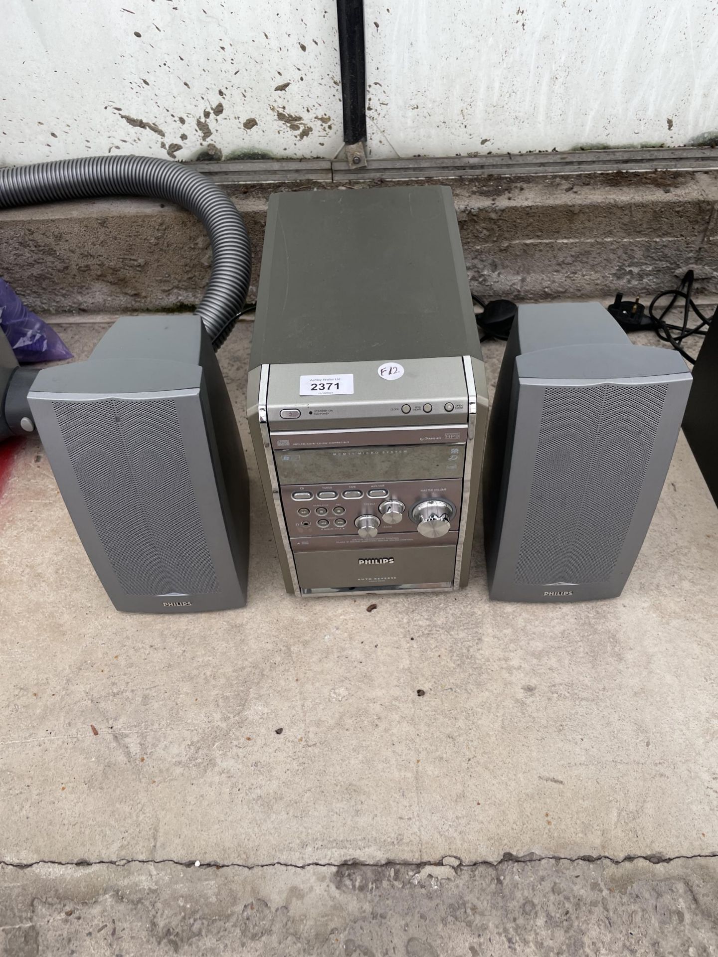 A PHILIPS STEREO SYSTEM WITH A PAIR OF SPEAKERS