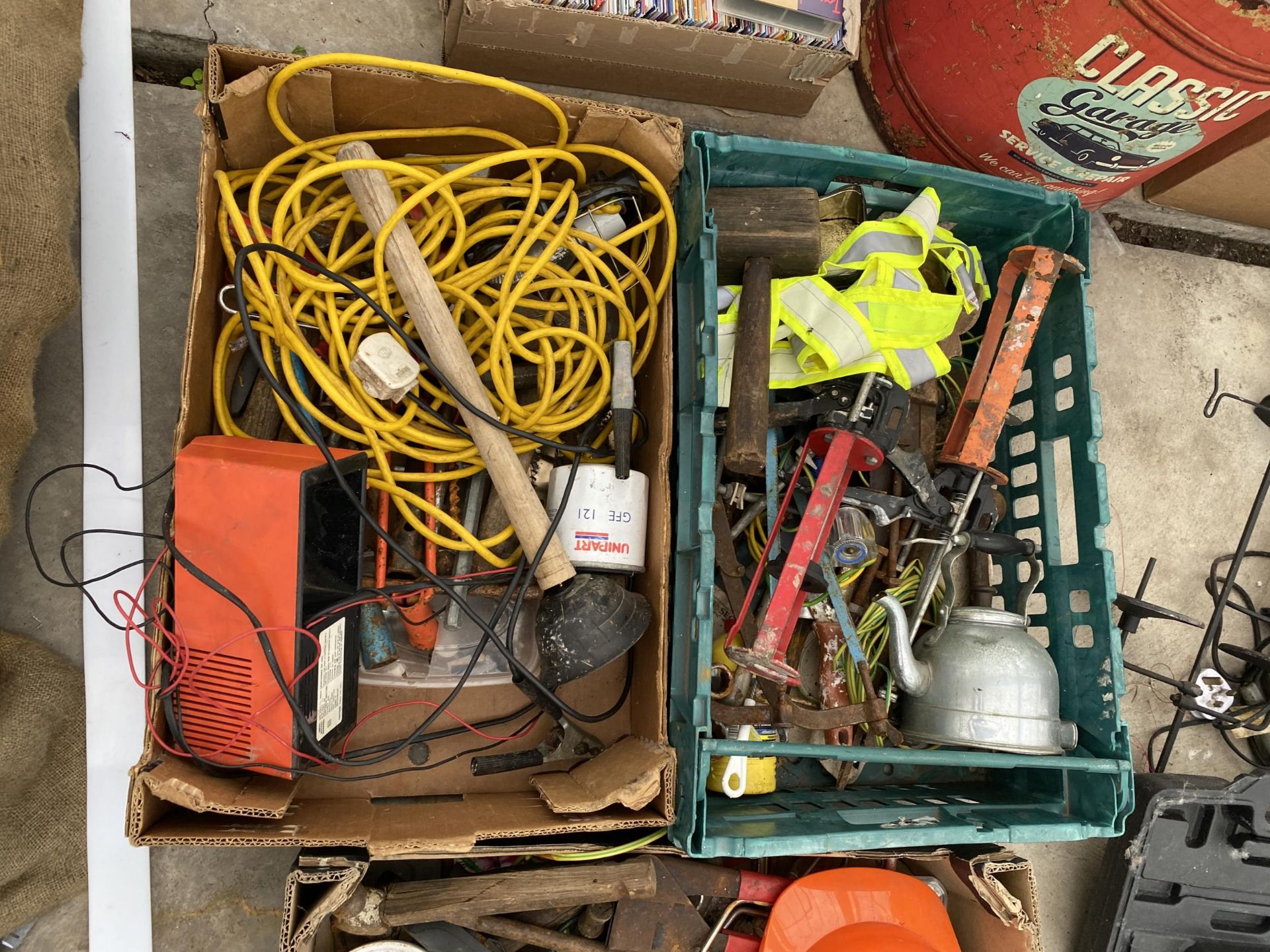 AN ASSORTMENT OF ITEMS TO INCLUDE HAMMERS, A BATTERY CHARGER AND ELECTRIC CABLE ETC - Image 2 of 3