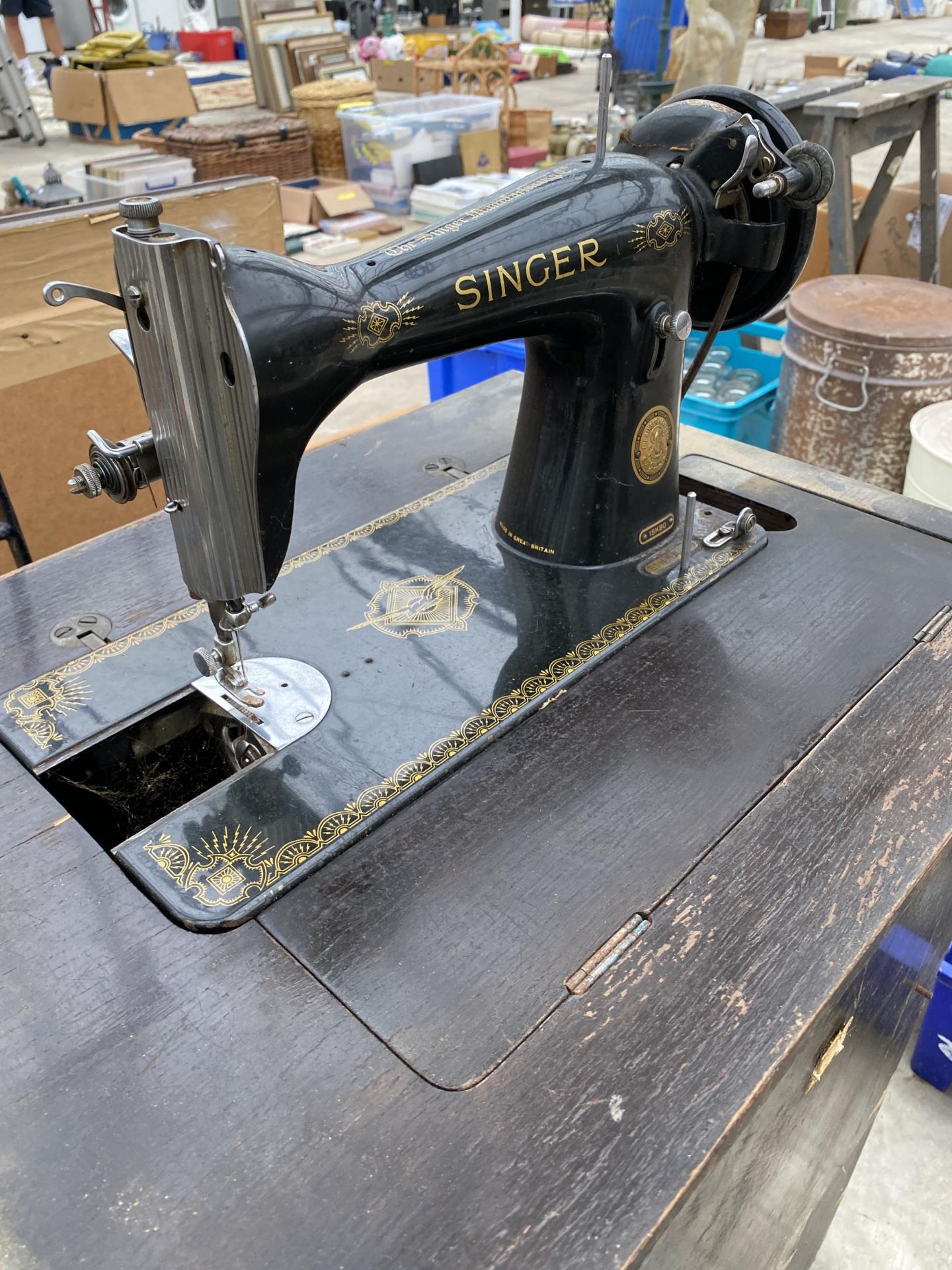 A VINTAGE SINGER SEWING WITH TREADLE BASE AND WOODEN CABINET AND ALSO AN ELECTRIC BAG STITCHER - Bild 3 aus 4