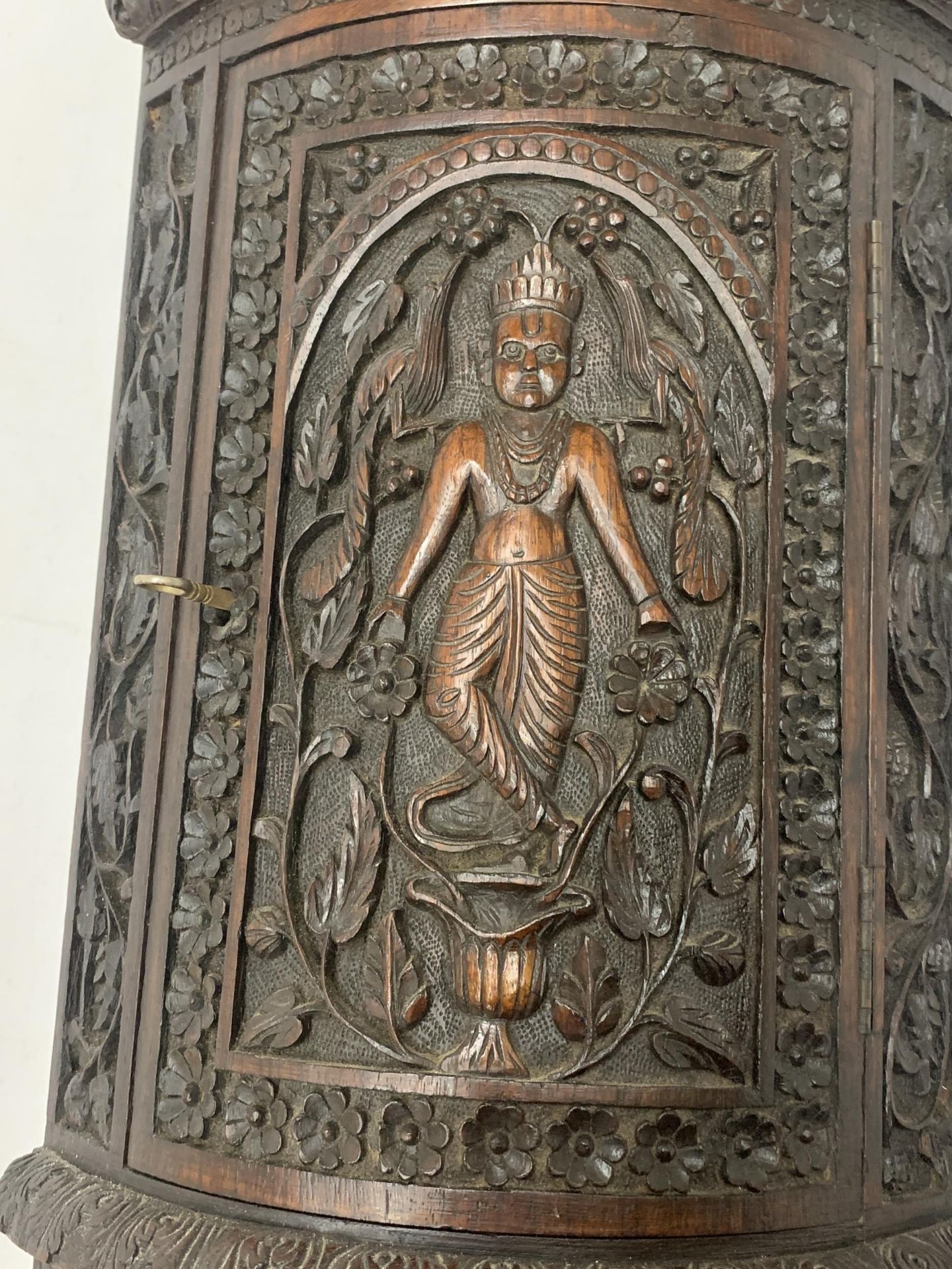 A VINTAGE CARVED WOODEN CORNER CABINET WITH GODESS DESIGN TO THE DOOR AND ELEPHANT TO THE LOWER - Image 3 of 5