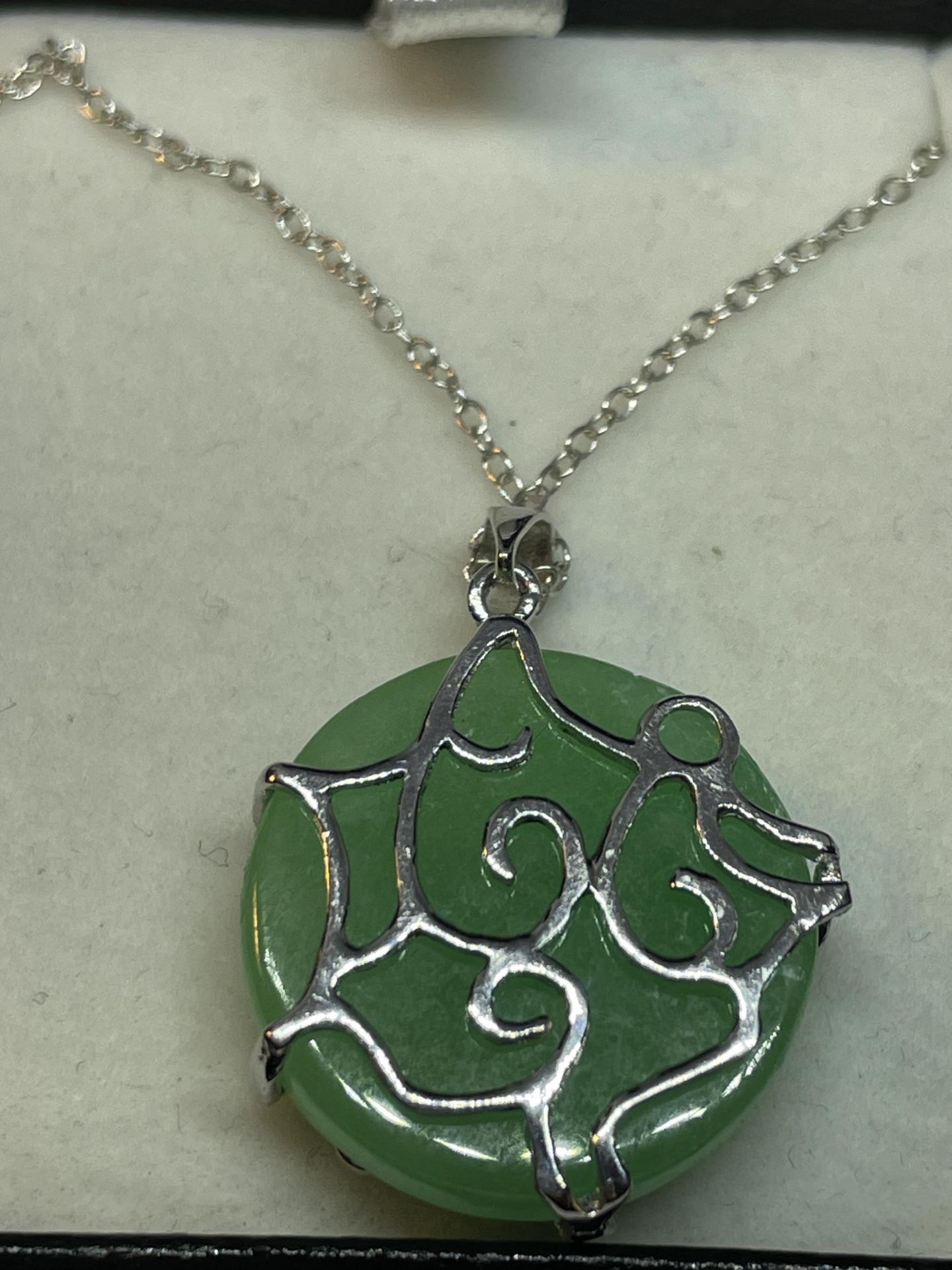 A SILVER AND JADE NECKLACE IN A PRESENTATION BOX - Image 2 of 3