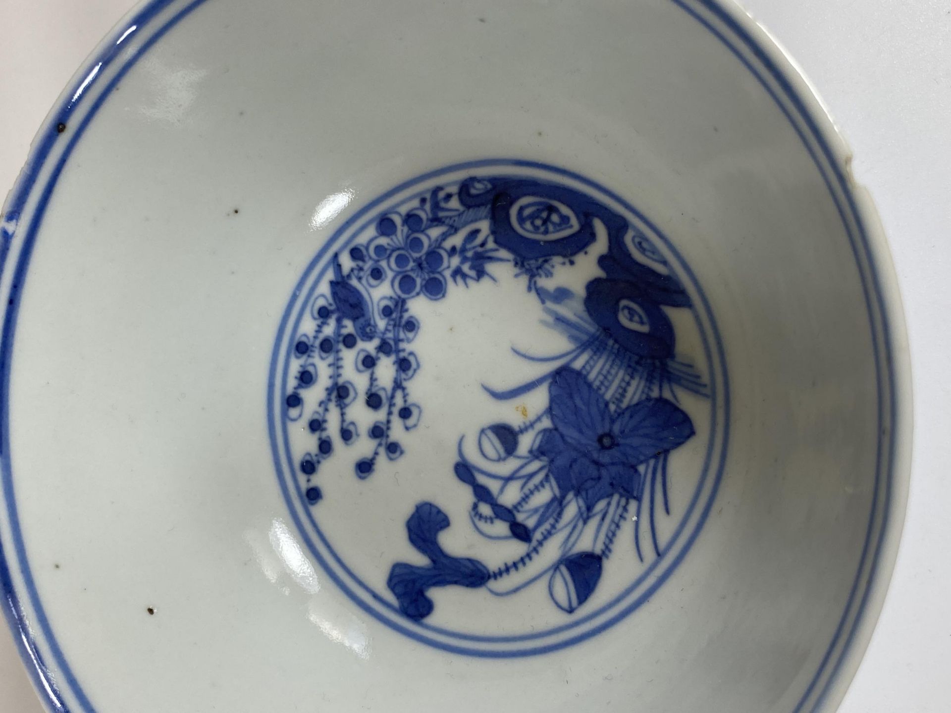 A LATE 19TH CENTURY CHINESE KANGXI REVIVAL BLUE AND WHITE PORCELAIN BOWL WITH DRAGON IN THE CLOUDS - Bild 3 aus 7