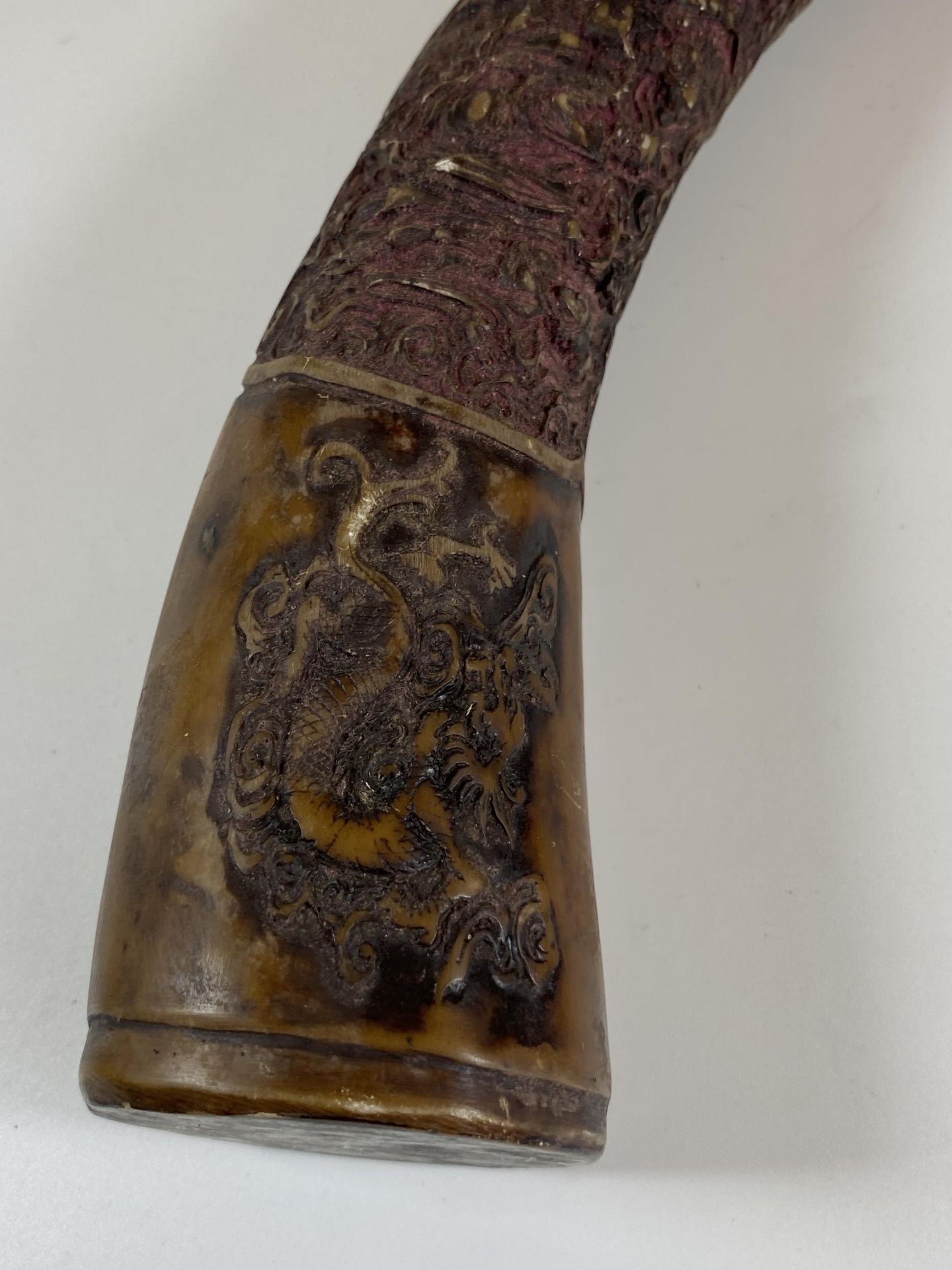 AN ORIENTAL CAVRED RESIN HORN, LENGTH APPROX 42CM - Image 2 of 6