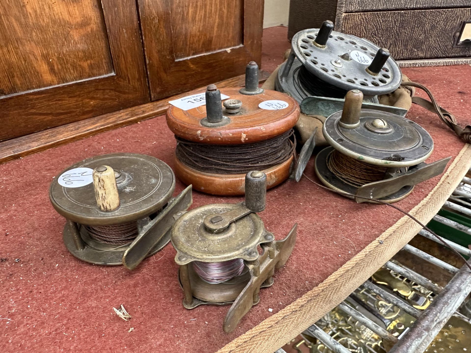 FIVE VINTAGE FLY FISHING REELS TO INCLUDE A HARDY 'THE SUPER SILE' WITH HARDY REEL BAG - Bild 2 aus 5