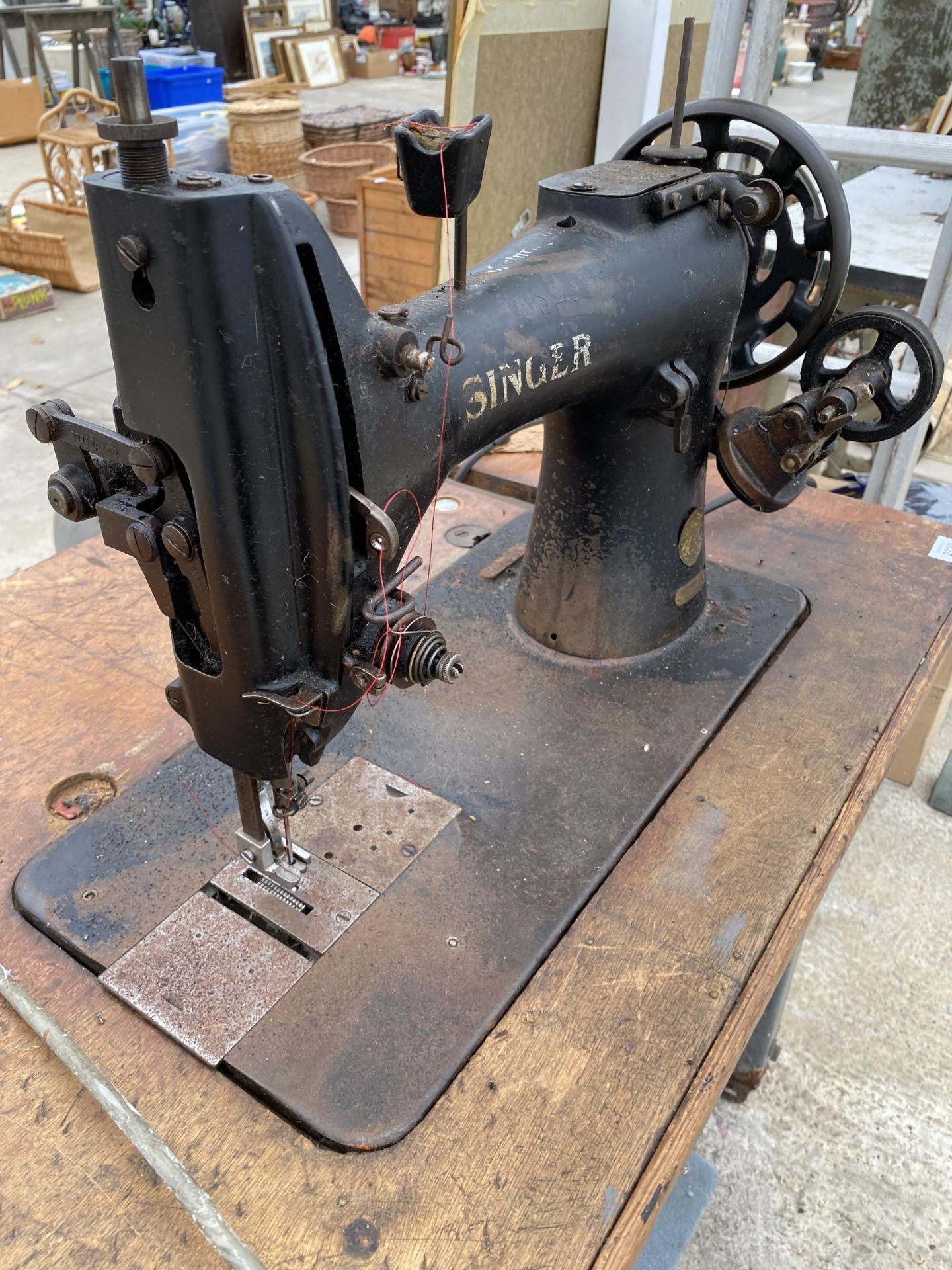 AN INDUSTRIAL SINGER SEWING MACHINE WITH TREADLE BASE - Bild 3 aus 4