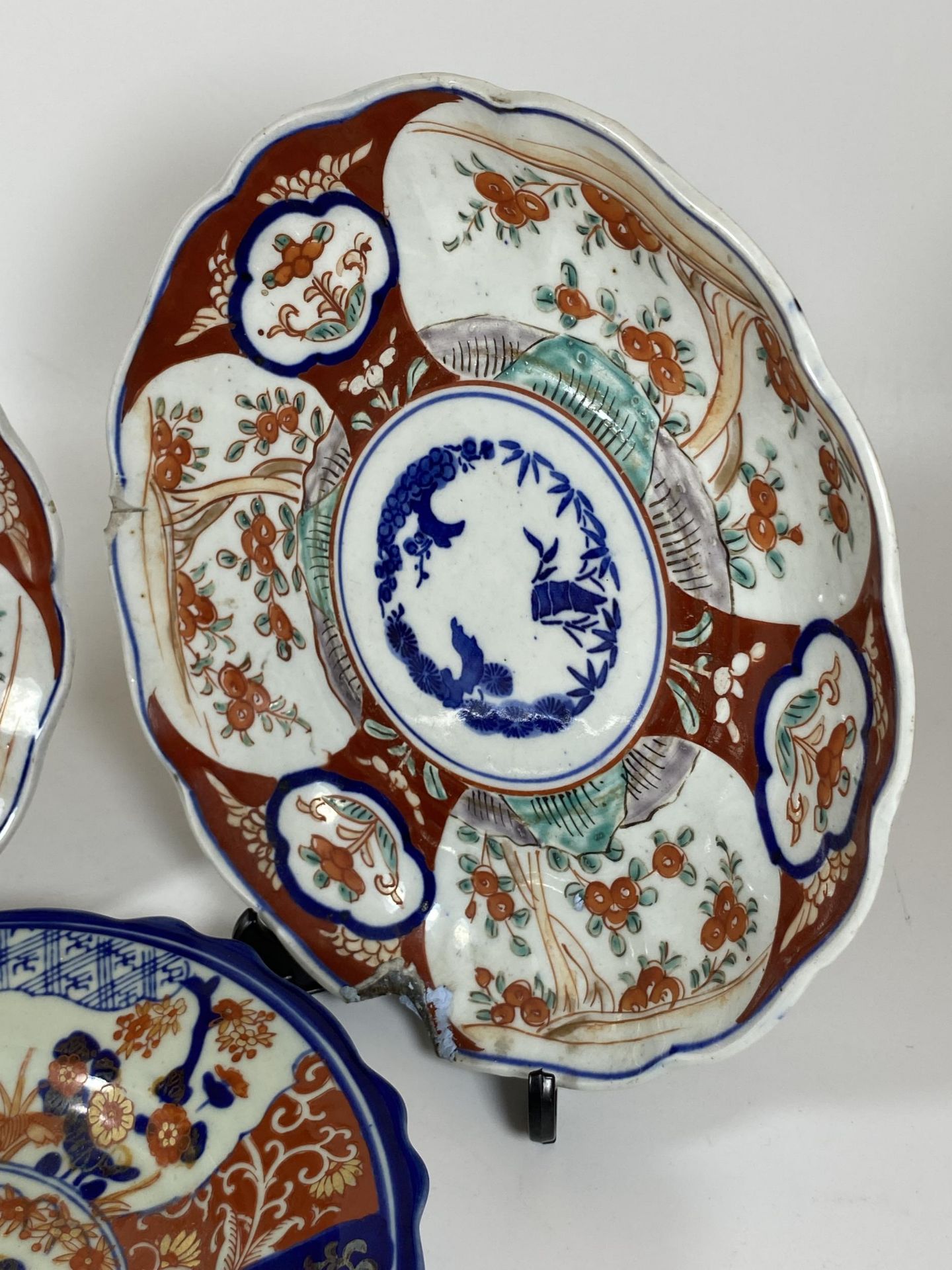 THREE JAPANESE IMARI PLATES - PAIR OF MEIJI PERIOD SCALLOPED RIM EXAMPLES AND A LATER EXAMPLE WITH - Image 3 of 7