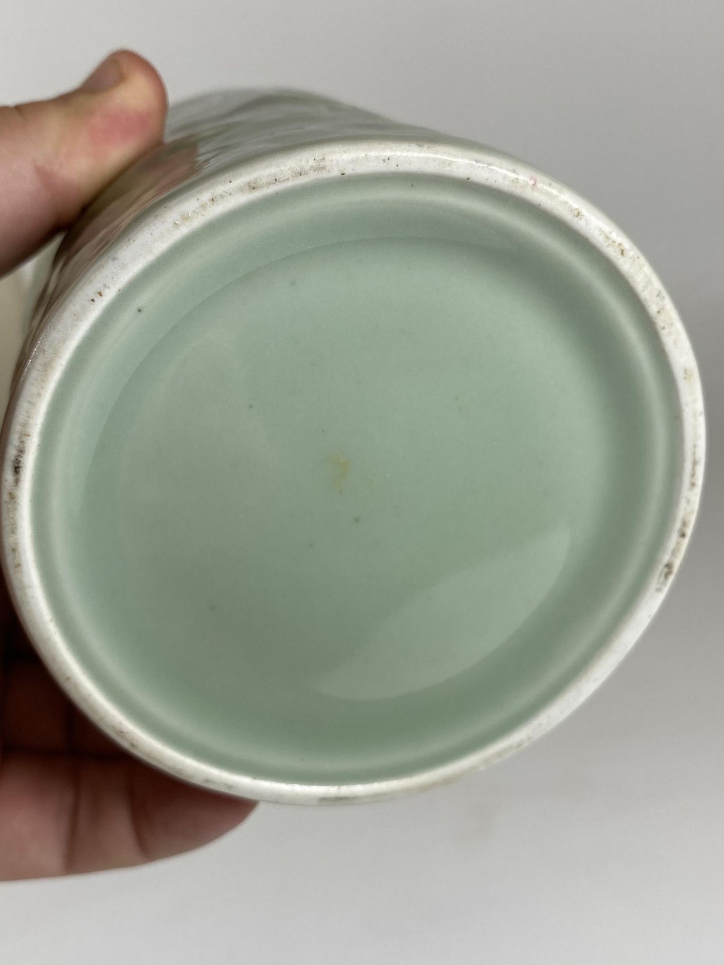 A CHINESE CELADON PORCELAIN BRUSH POT WITH DRAGON AMONGST THE CLOUDS DESIGN, HEIGHT 12.5CM - Bild 4 aus 5