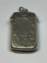 A HALLMARKED BIRMINGHAM SILVER ORNATE SILVER VESTA CASE