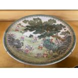 A LARGE CHINESE FAMILLE VERTE CHARGER WITH BOYS AT PLAY SCENE, FOUR CHARACTER MARK TO BASE