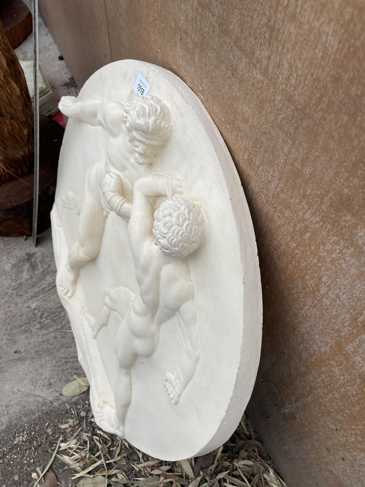 A PLASTER CAST WALL PLAQUE WITH A CHERUB DESIGN - Image 3 of 4