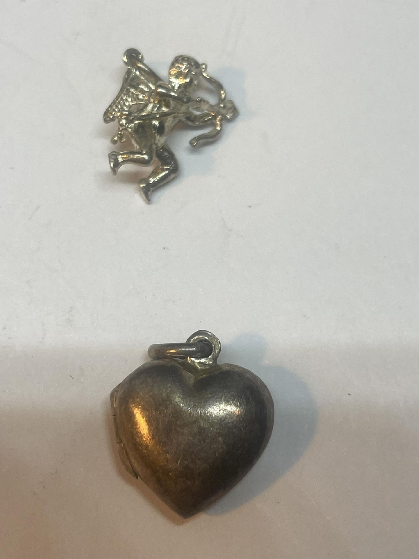 SIX SILVER ITEMS TO INCLUDE FIVE CHARMS AND A PENDANT - Image 4 of 4