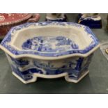 A 2003 SPODE, THE SIGNATURE COLLECTION, ITALIAN LIMITED EDITION, 97/750, BLUE AND WHITE DOG BOWL