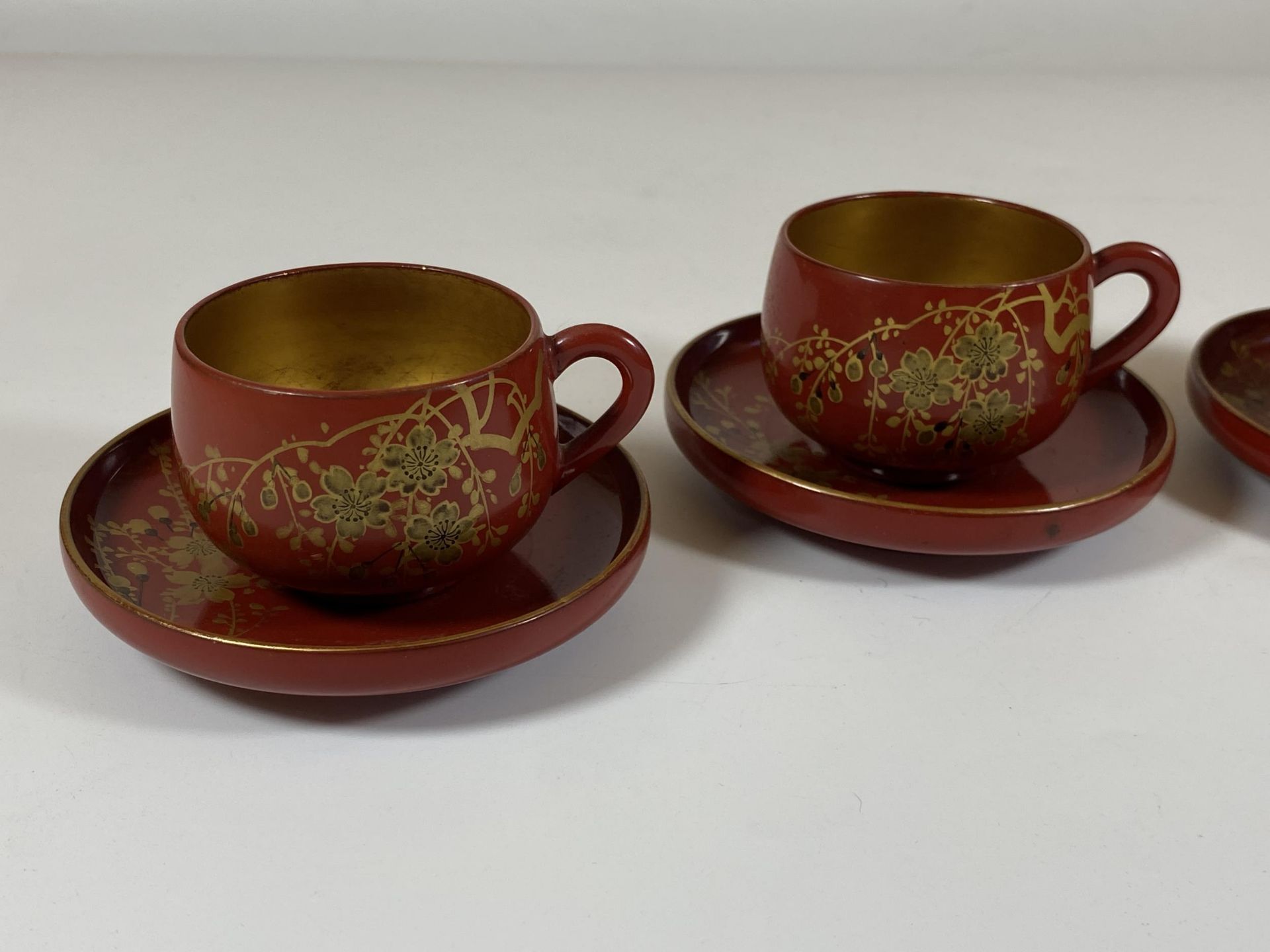 A SET OF FOUR ORIENTAL RED AND GILT LACQUERED CUPS AND SAUCERS, SAUCER DIAMETER 9.5CM - Image 2 of 6