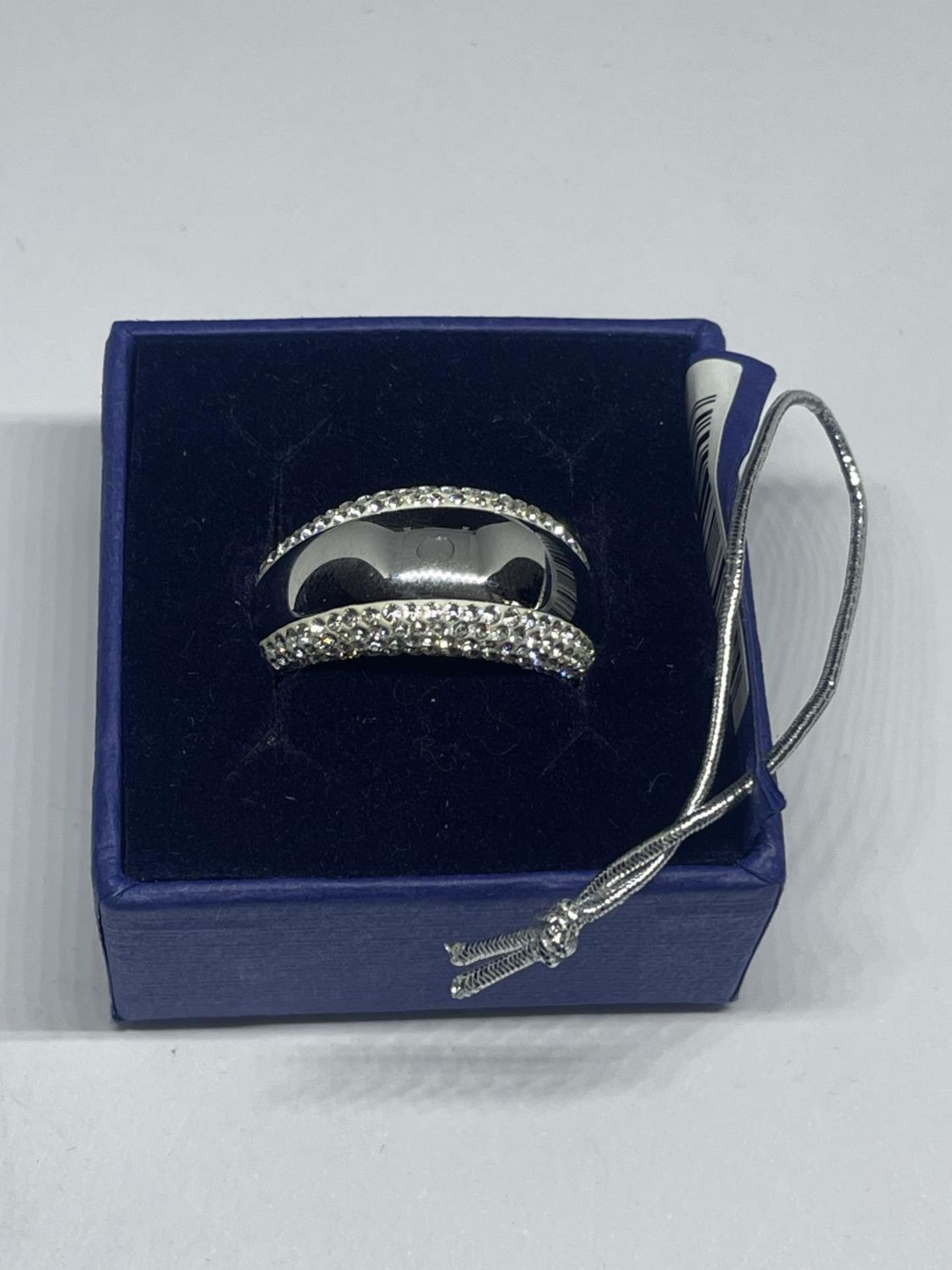 A SWAROVSKI CRYSTAL RING WITH LABEL IN A PRESENTATION BOX WITH SLEEVE SIZE R - Image 3 of 4