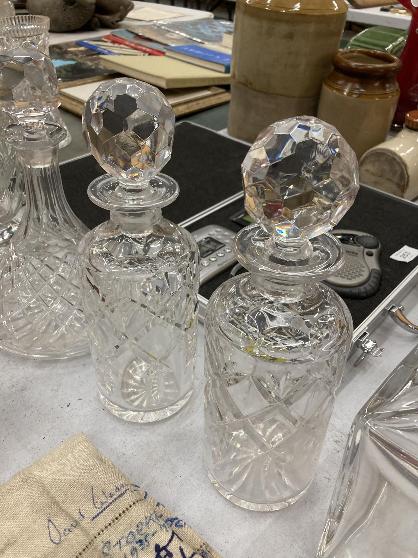 FIVE GLASS DECANTERS TO INCLUDE THREE CUT GLASS - Bild 3 aus 4