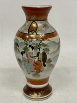 A JAPANESE KUTANI VASE, HEIGHT 18CM