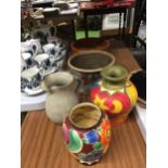 A GROUP OF CERAMICS TO INCLUDE STUDIO POTTERY STONEWARE POT, COLOURFUL VASE ETC