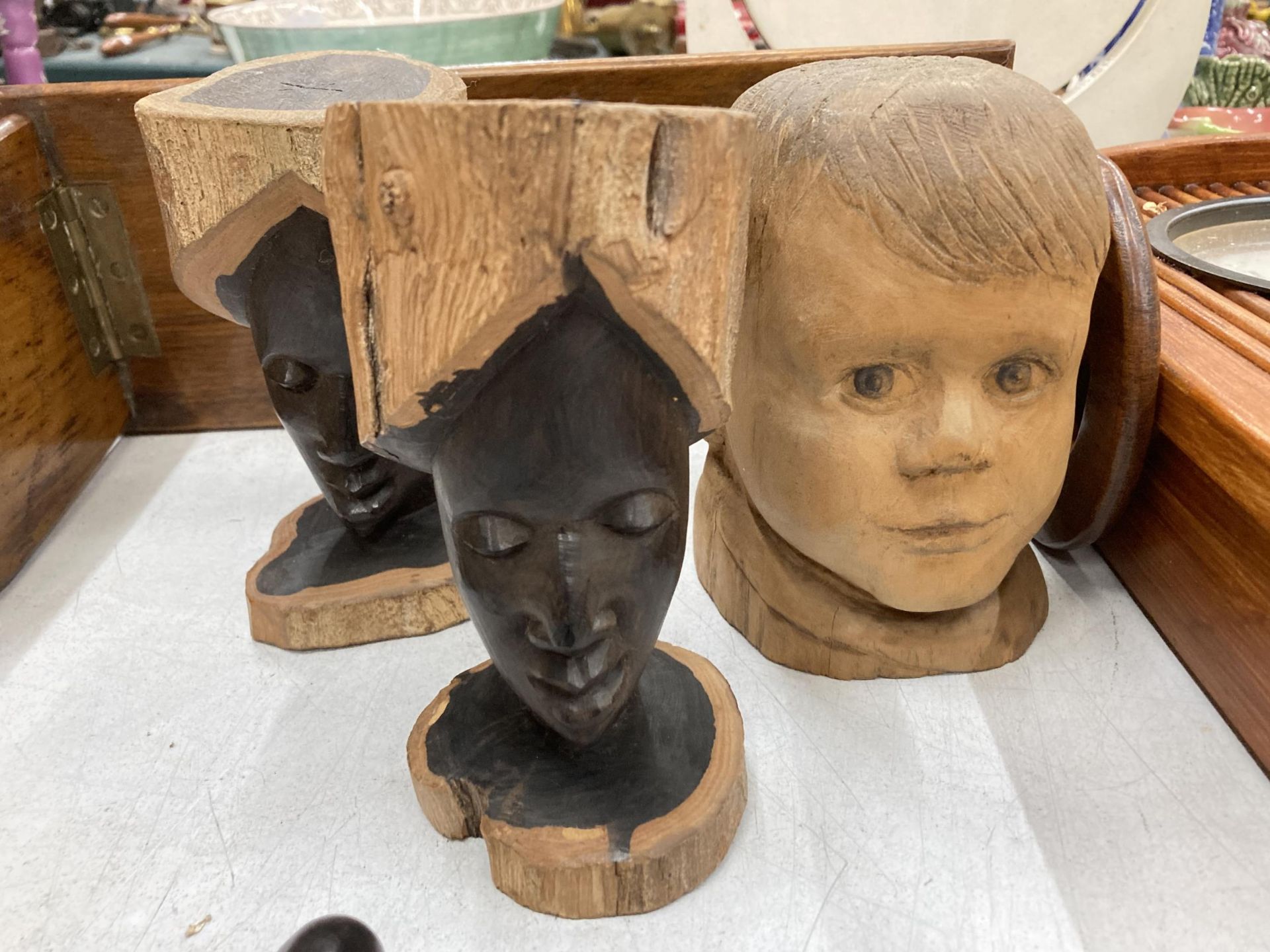 A QUANTITY OF TREEN TO INCLUDE A MANTLE CLOCK, THREE FIGURES, THREE CARVED HEADS AND A SHELF - Bild 3 aus 4