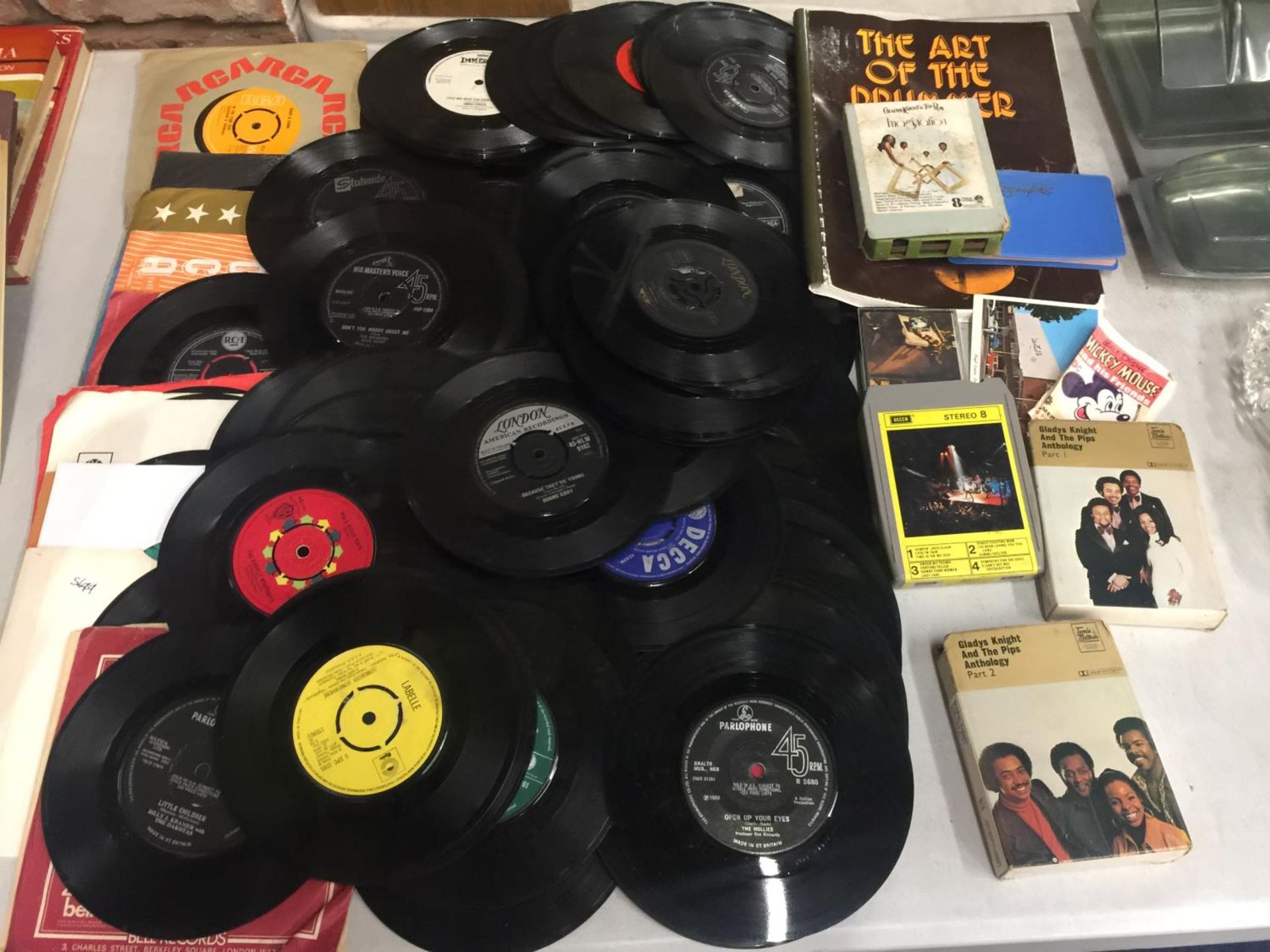 A LARGE COLLECTION OF VINTAGE VINYL SINGLE RECORDS TO INCLUDE THE HOLLIES, DUANE EDDY, THE EVERLY