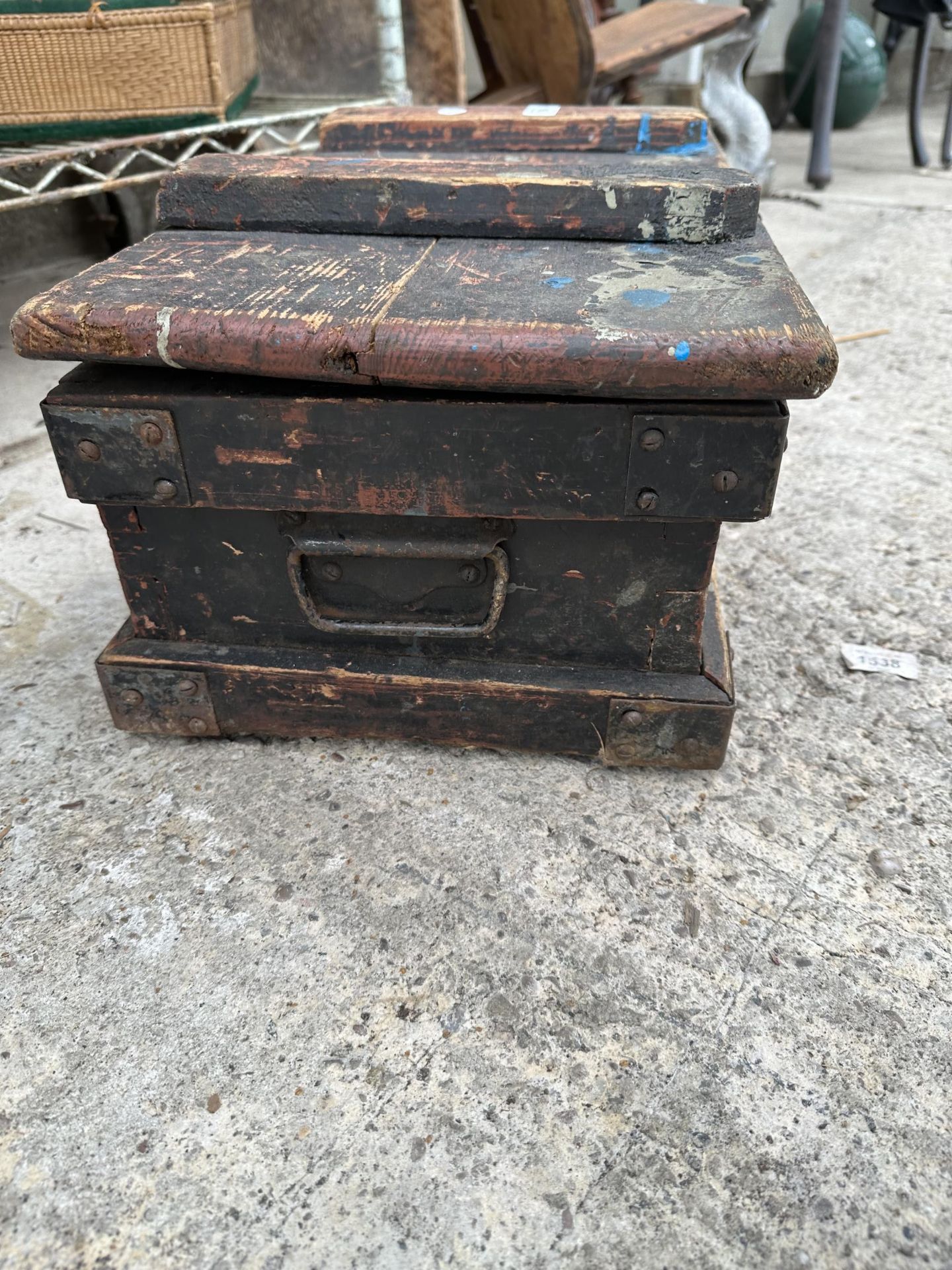 A VINTAGE AND RUSTIC PINE TOOL BOX - Image 4 of 4