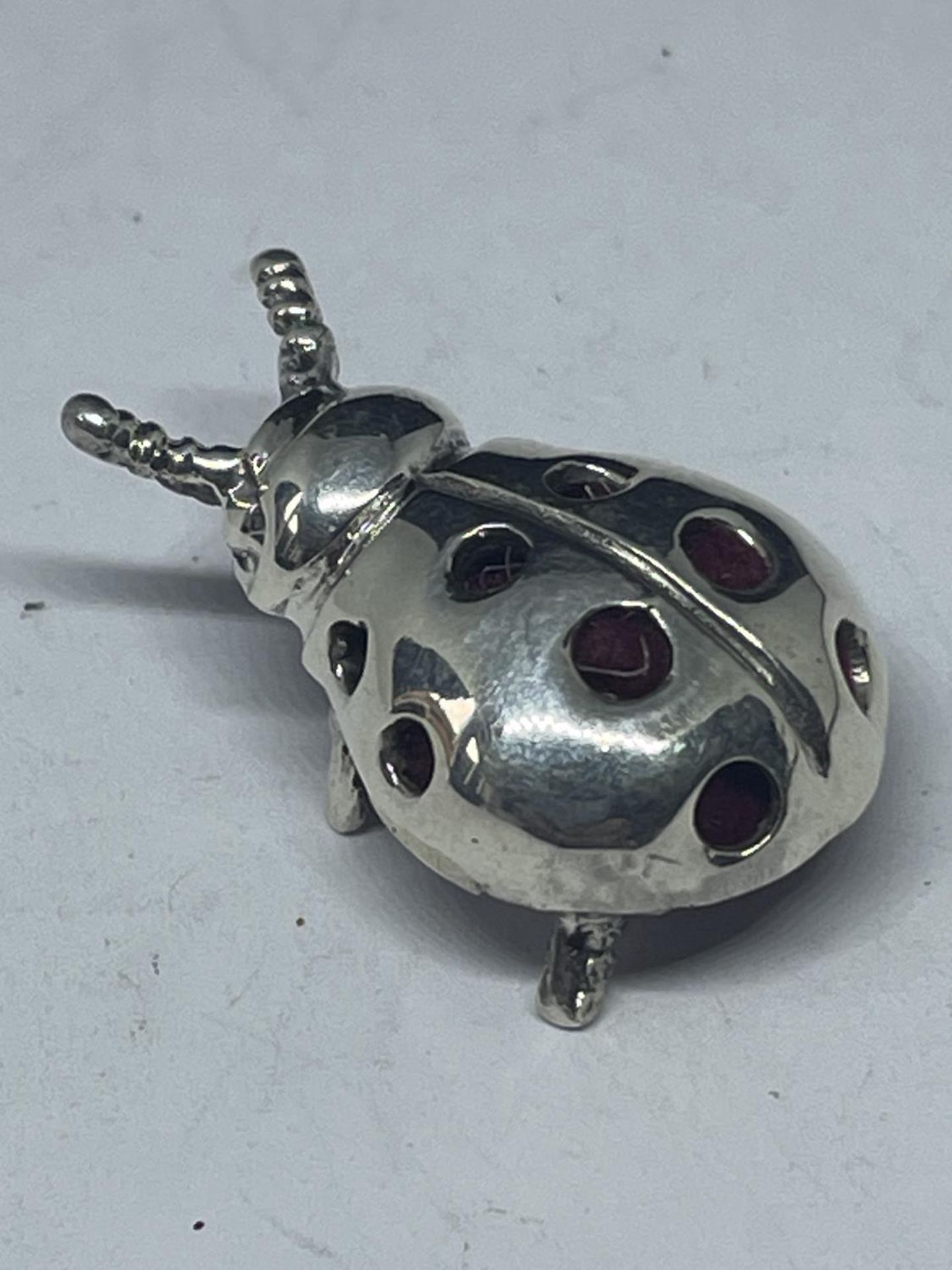 A SILVER PIN CUSHION IN THE FORM OF A LADYBIRD - Image 2 of 4