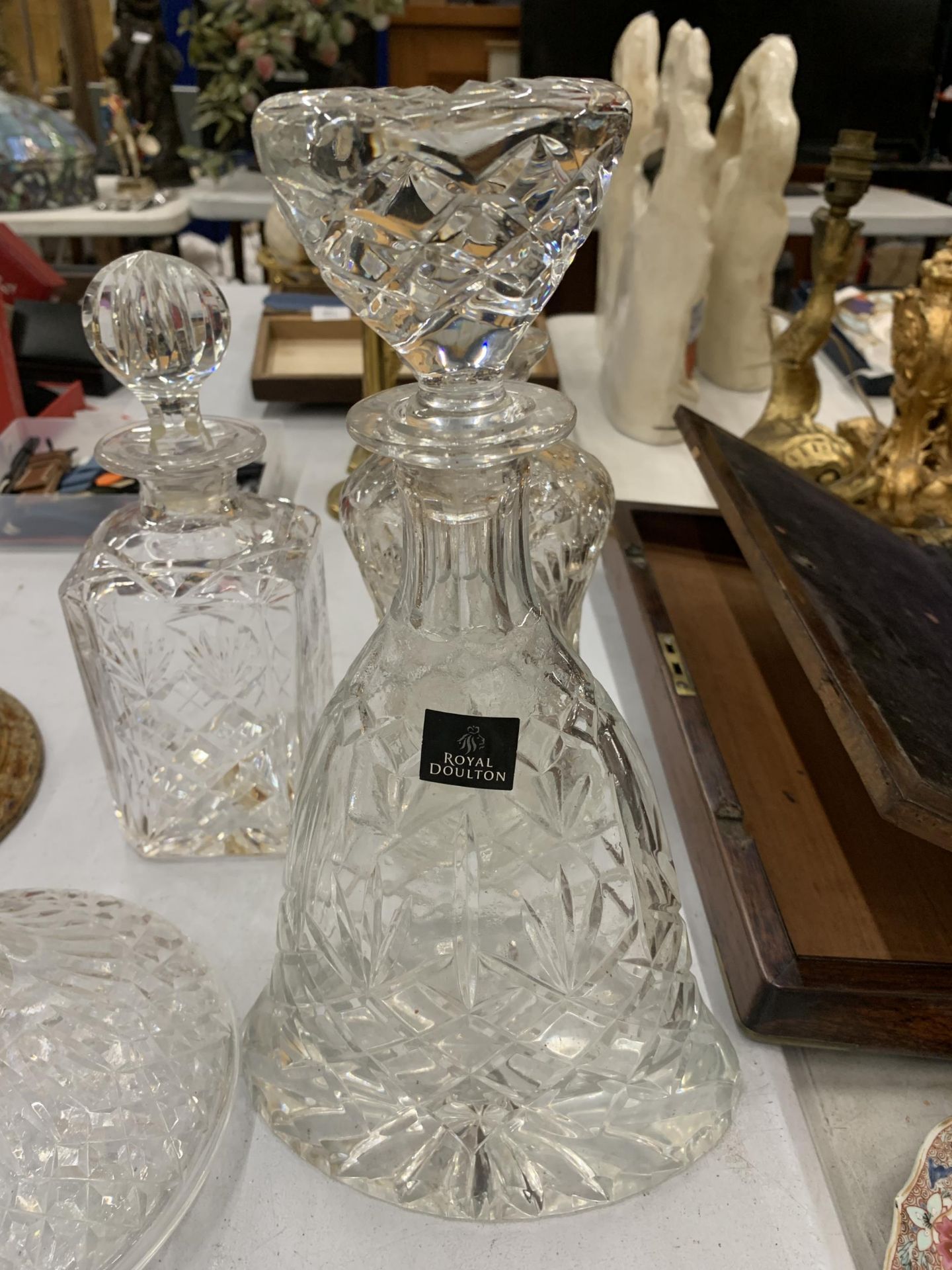 A LARGE COLLECTION OF GLASSWARE TO INCLUDE ROYAL DOULTON DECANTERS AND VASES - Image 3 of 5