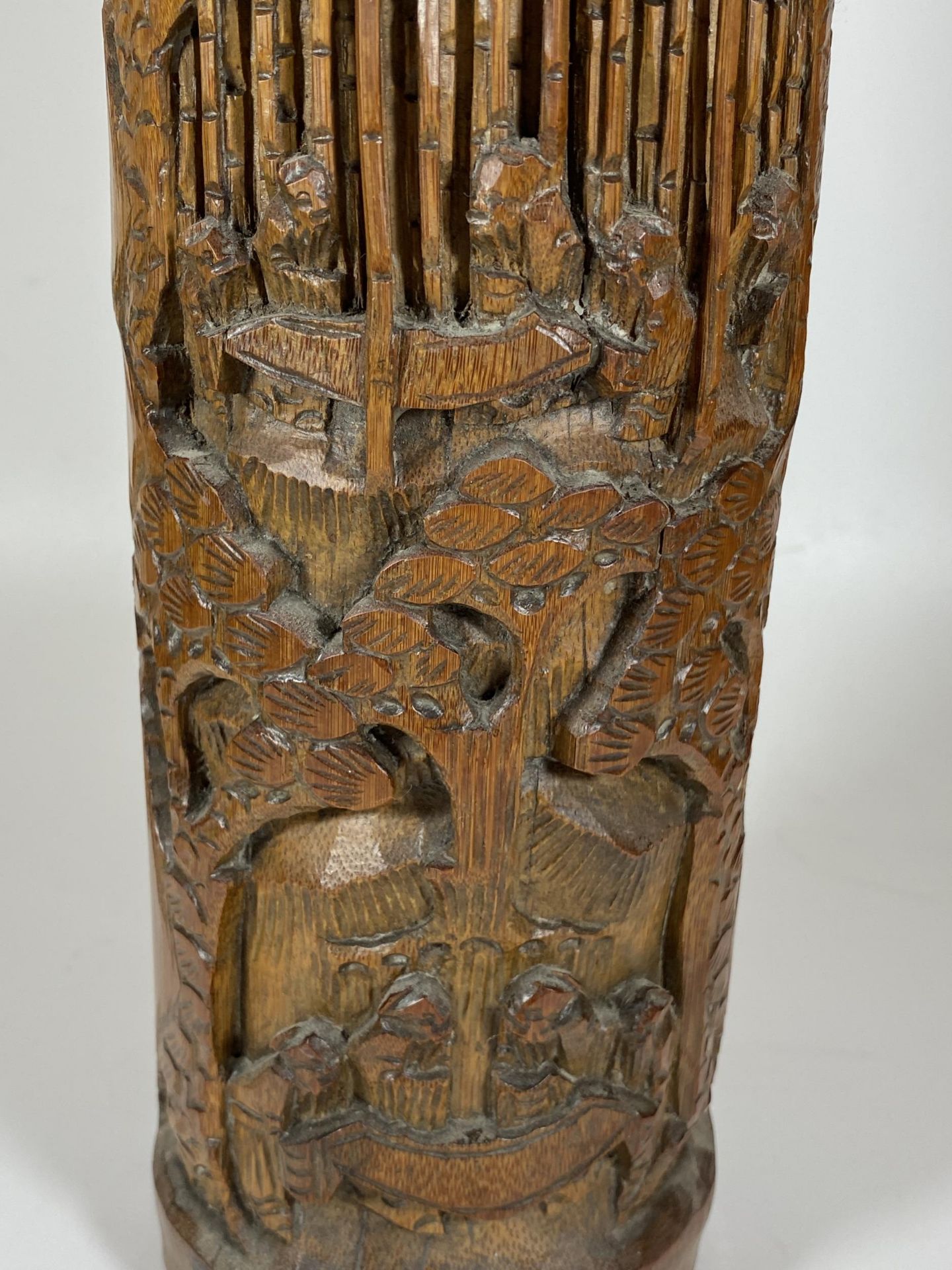 A LATE 19TH / EARLY 20TH CENTURY CHINESE CARVED BAMBOO BRUSH POT / SLEEVE VASE, HEIGHT 31CM - Bild 3 aus 6