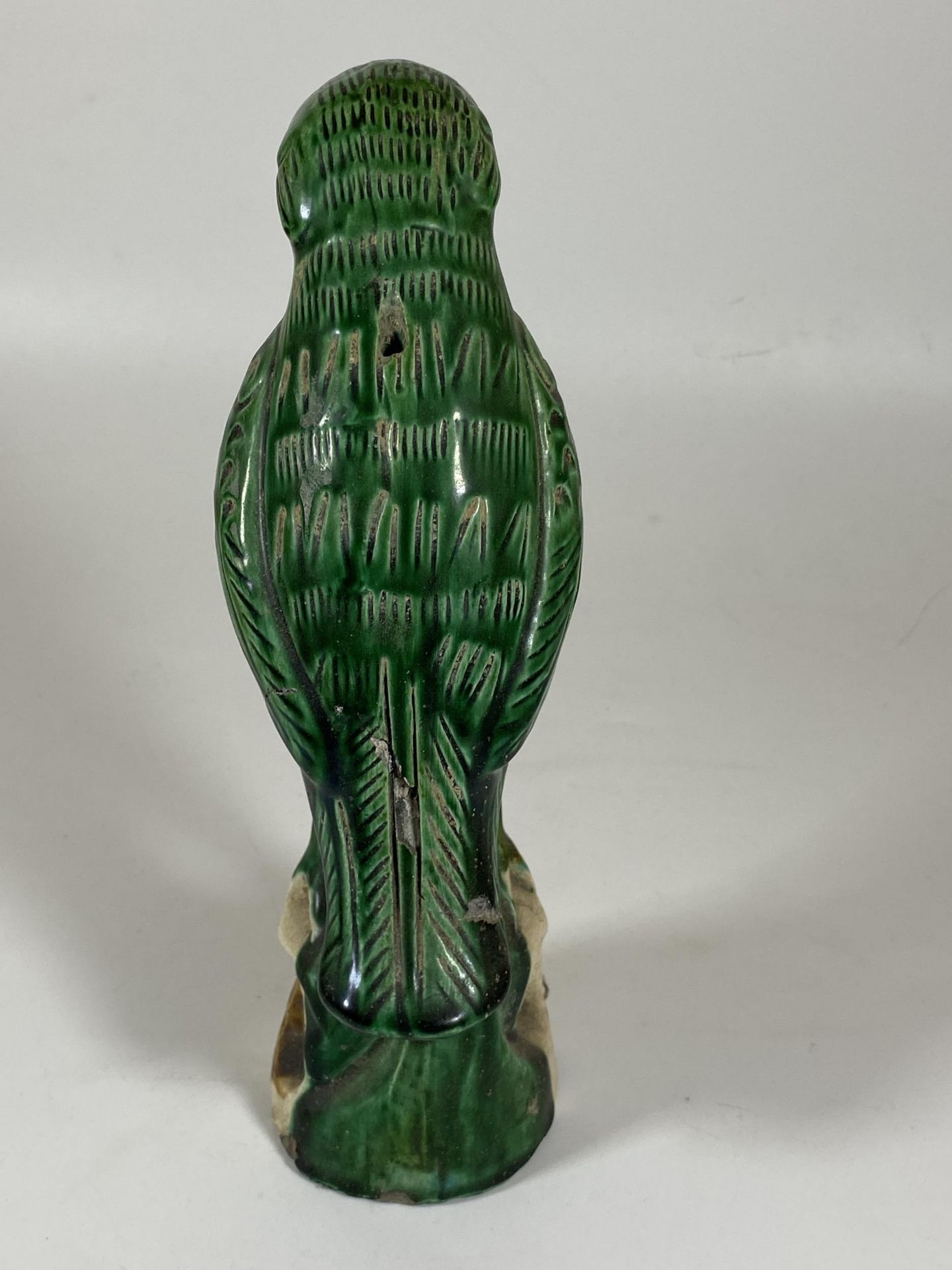 A 19TH CENTURY CHINESE GREEN STONEWARE MODEL OF A BIRD / COCKATOO, HEIGHT 22CM - Image 4 of 6