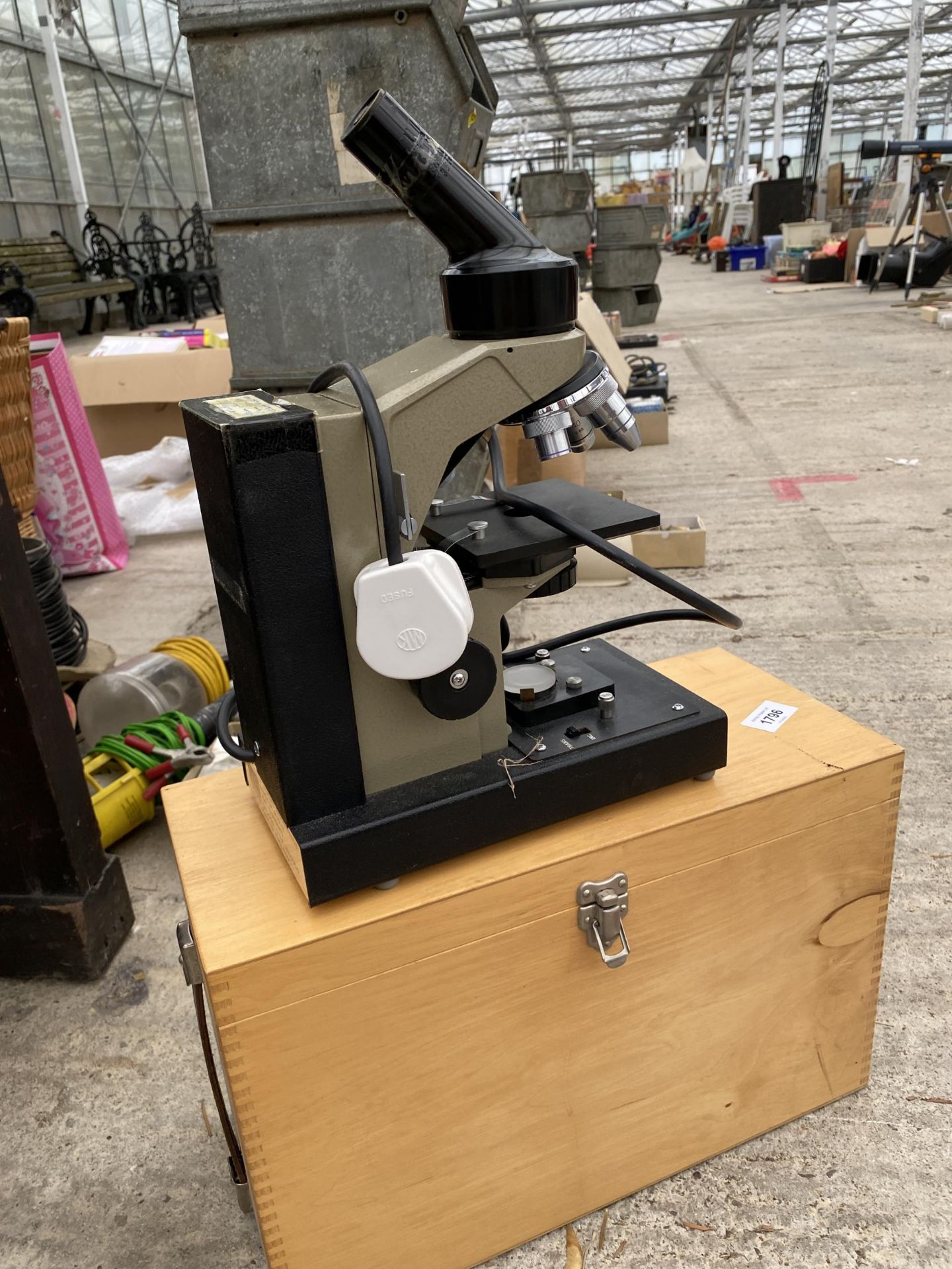 A VICKERS M10A ELECTRIC TELESCOPE WITH A CARRY BOX