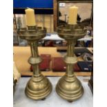 A PAIR OF ECCLESIASTICAL TOWER DESIGN BRASS COLUMN ALTAR CANDLESTICKS