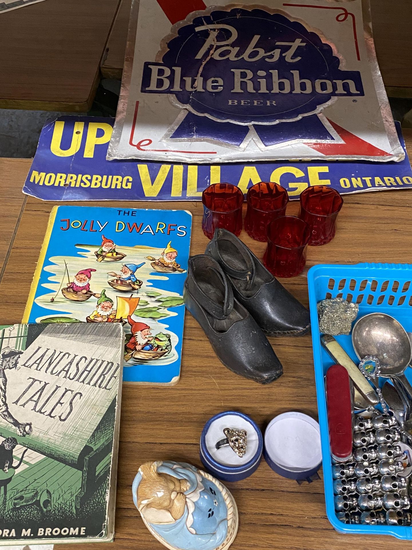A MIXED LOT TO INCLUDE BLUE RIBBON SIGN, LANCASHIRE TALES BOOK, SPOONS, ARMY KNIFE ETC